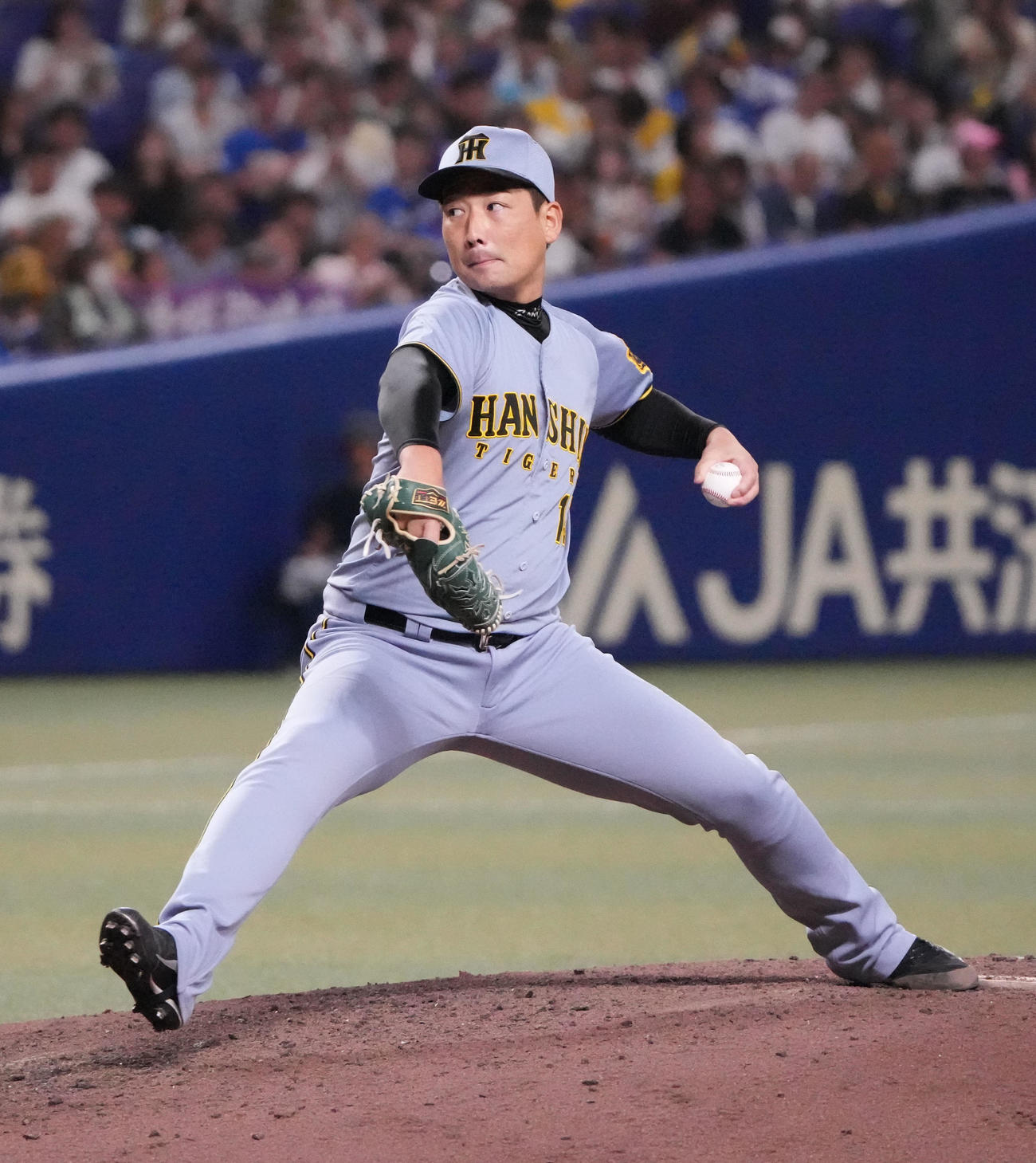 中日対阪神　8回裏、阪神3番手で登板する岩崎（撮影・森本幸一）