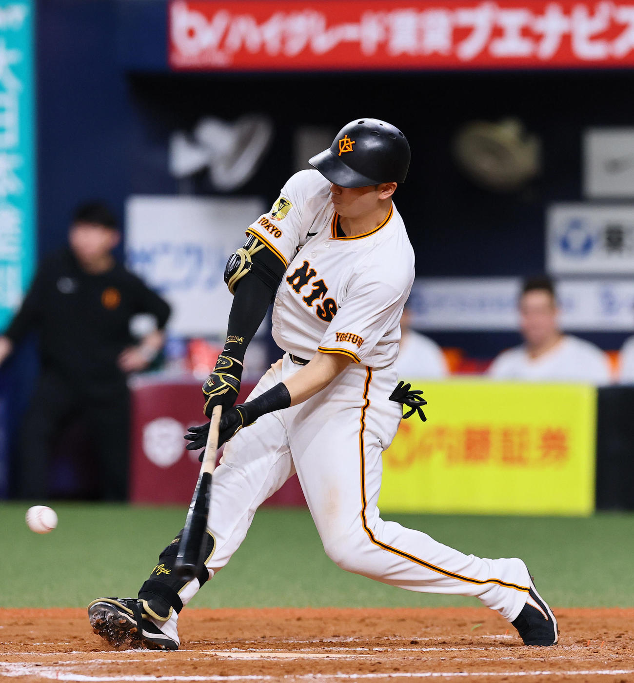 巨人対ヤクルト　8回裏巨人2死一、二塁、泉口は右越えに2点適時三塁打を放つ（撮影・藤尾明華）