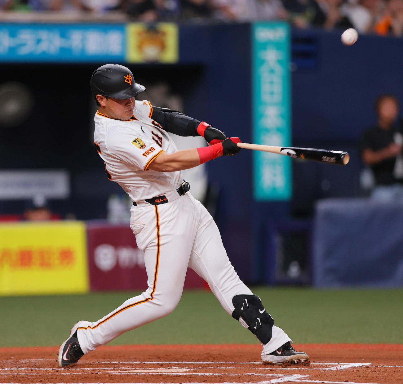 巨人対ヤクルト　7回裏巨人1死、岡本は右二塁打を放つ（撮影・上山淳一）