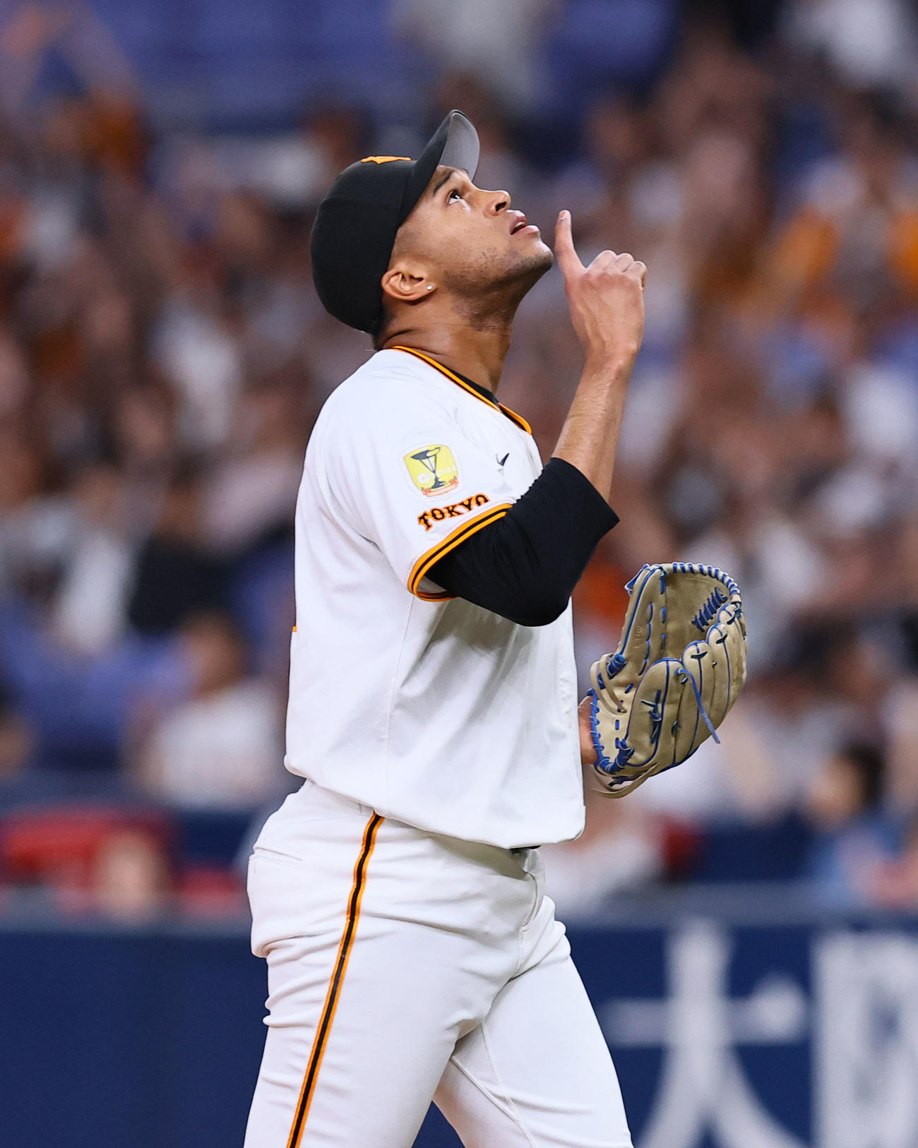 巨人対ヤクルト　9回を抑え、ポーズをとる巨人マルティネス（撮影・藤尾明華）