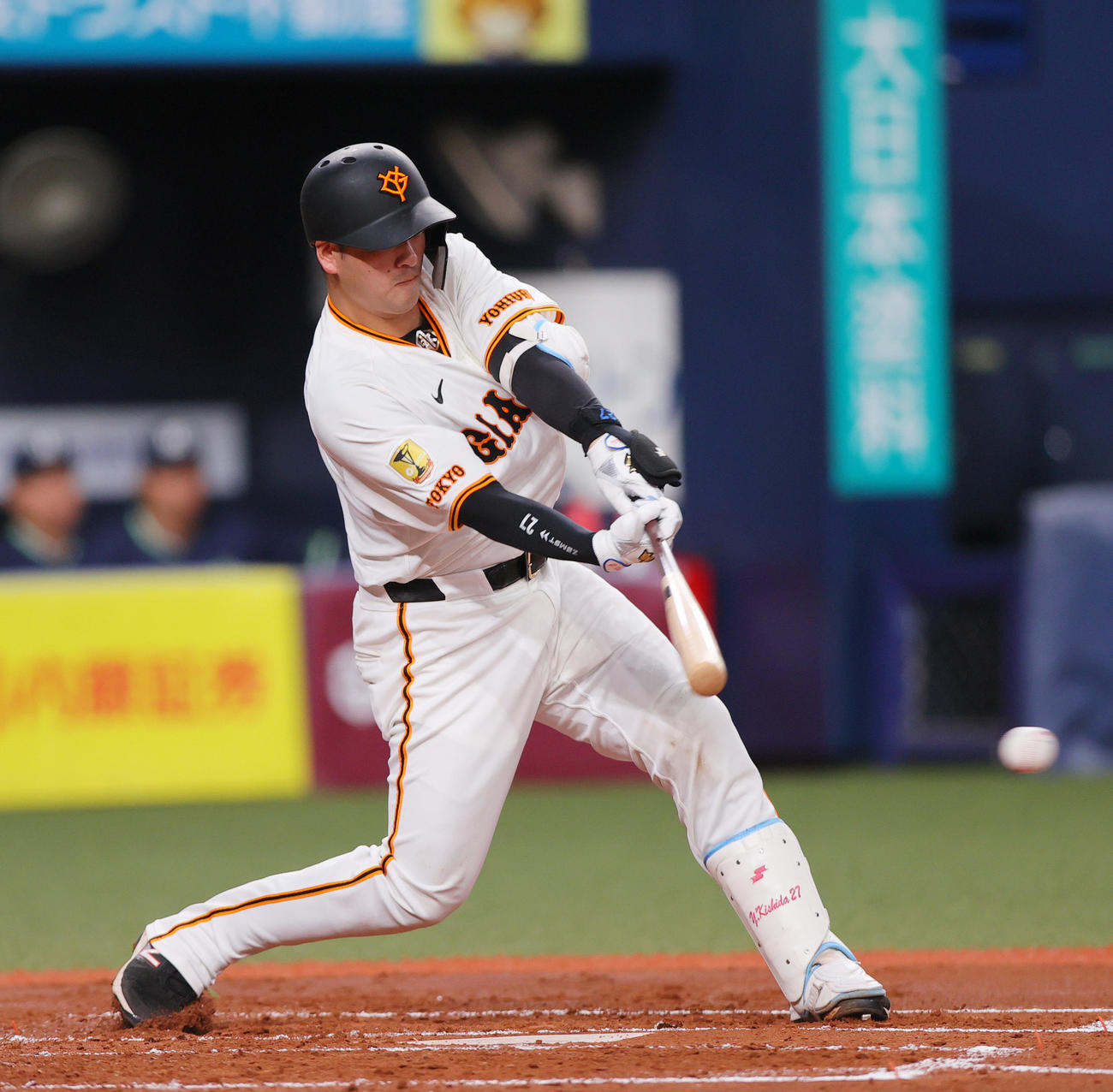 巨人対ヤクルト　1回裏巨人2死一塁、岸田は中前打を放つ（撮影・上山淳一）