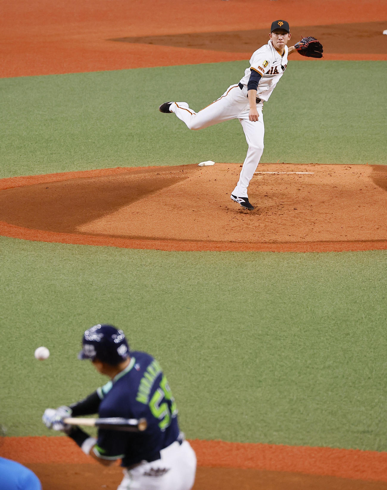 巨人対ヤクルト　1回表ヤクルト1死一、二塁、村上に投げ込む戸郷（撮影・藤尾明華）