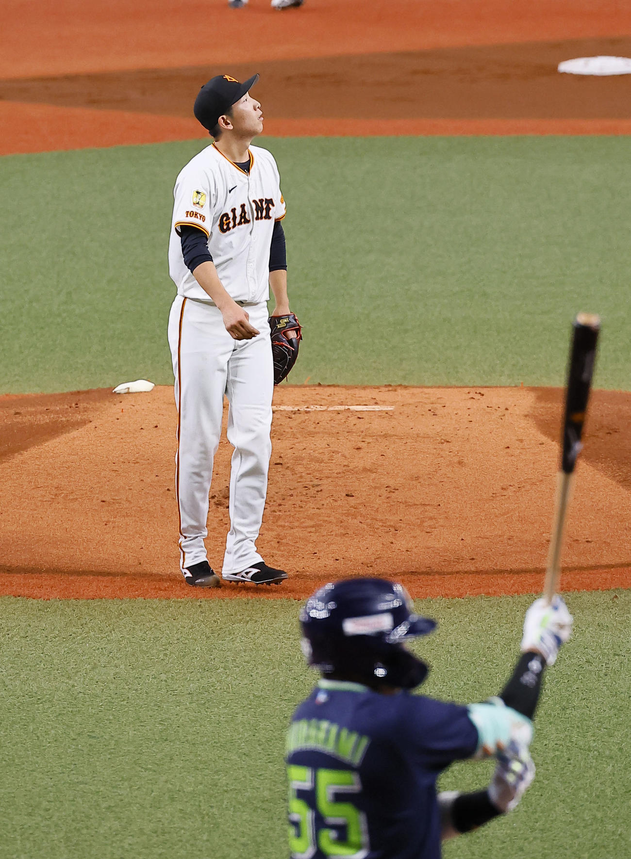 巨人対ヤクルト　1回表ヤクルト1死一、二塁、村上に四球を与えた戸郷（撮影・藤尾明華）
