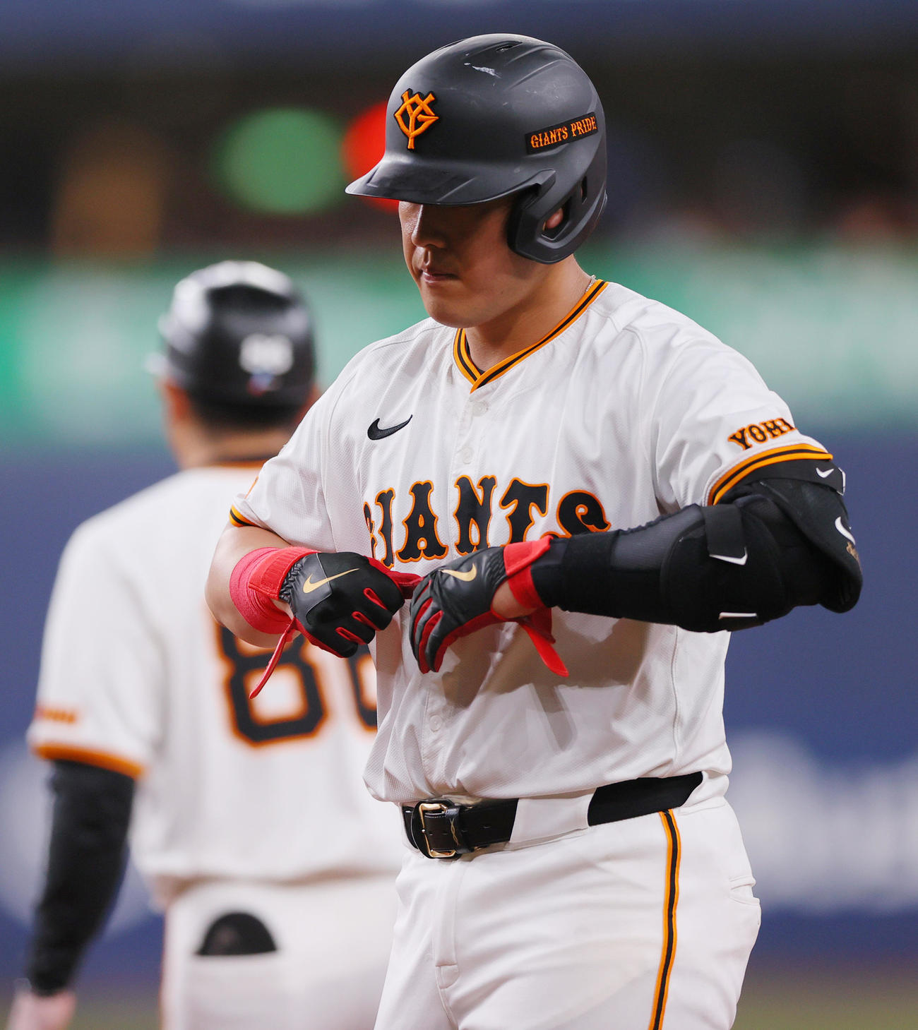 巨人対ヤクルト　3回裏巨人1死一塁、岡本は遊ゴロ併殺に倒れる（撮影・上山淳一）