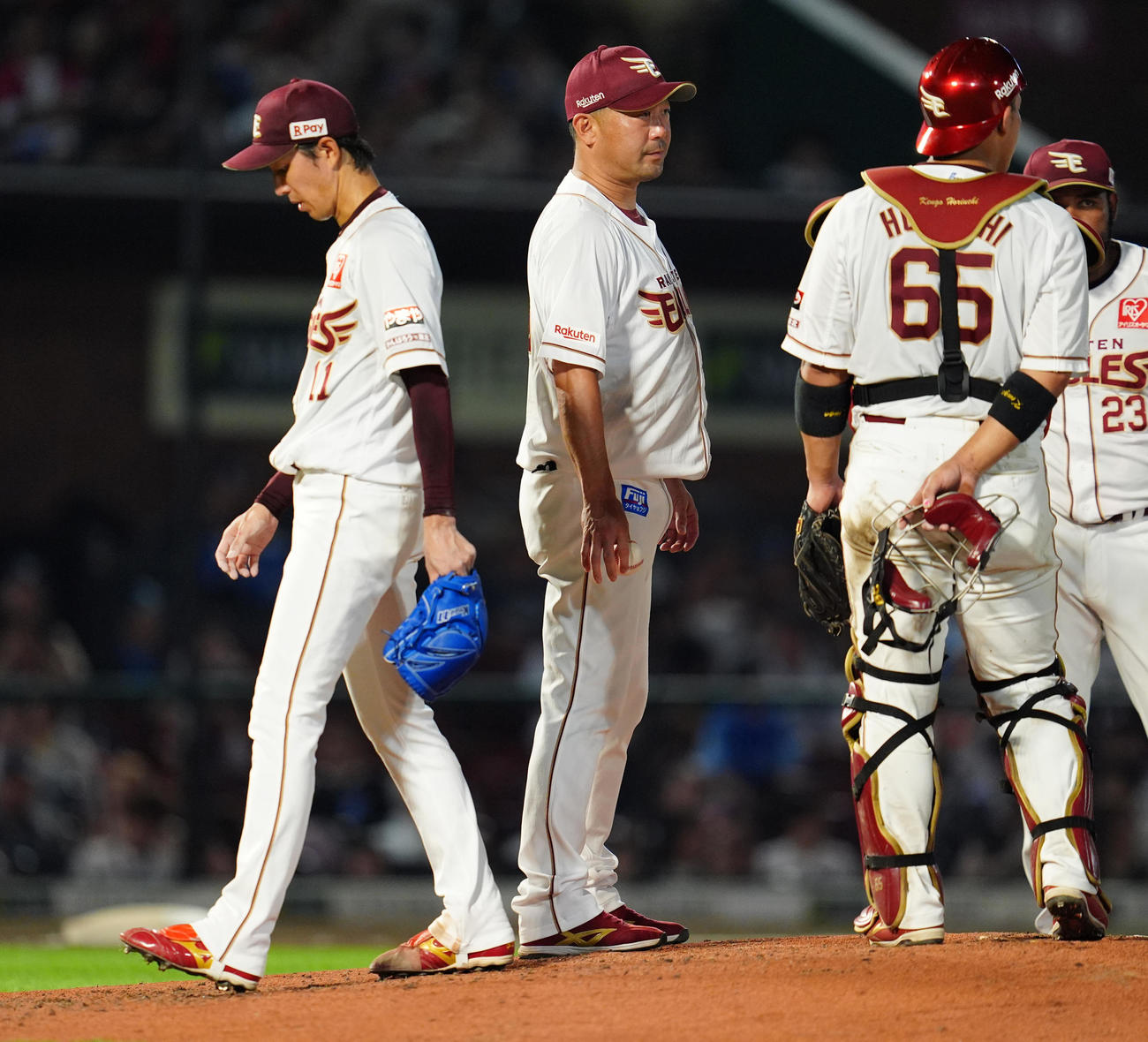 楽天対西武　5回表西武1死一、三塁、ピンチを招き降板となる楽天岸（左）、左から2人目は三木監督（撮影・清水貴仁）