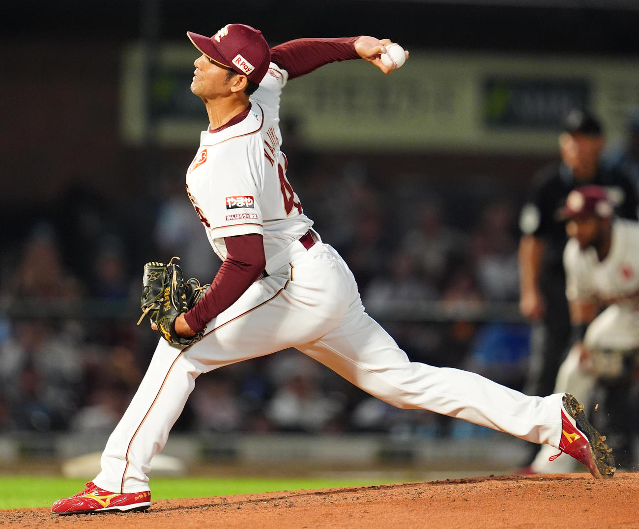 楽天対西武　5回表西武1死一、三塁、2番手で登板する楽天加治屋（撮影・清水貴仁）