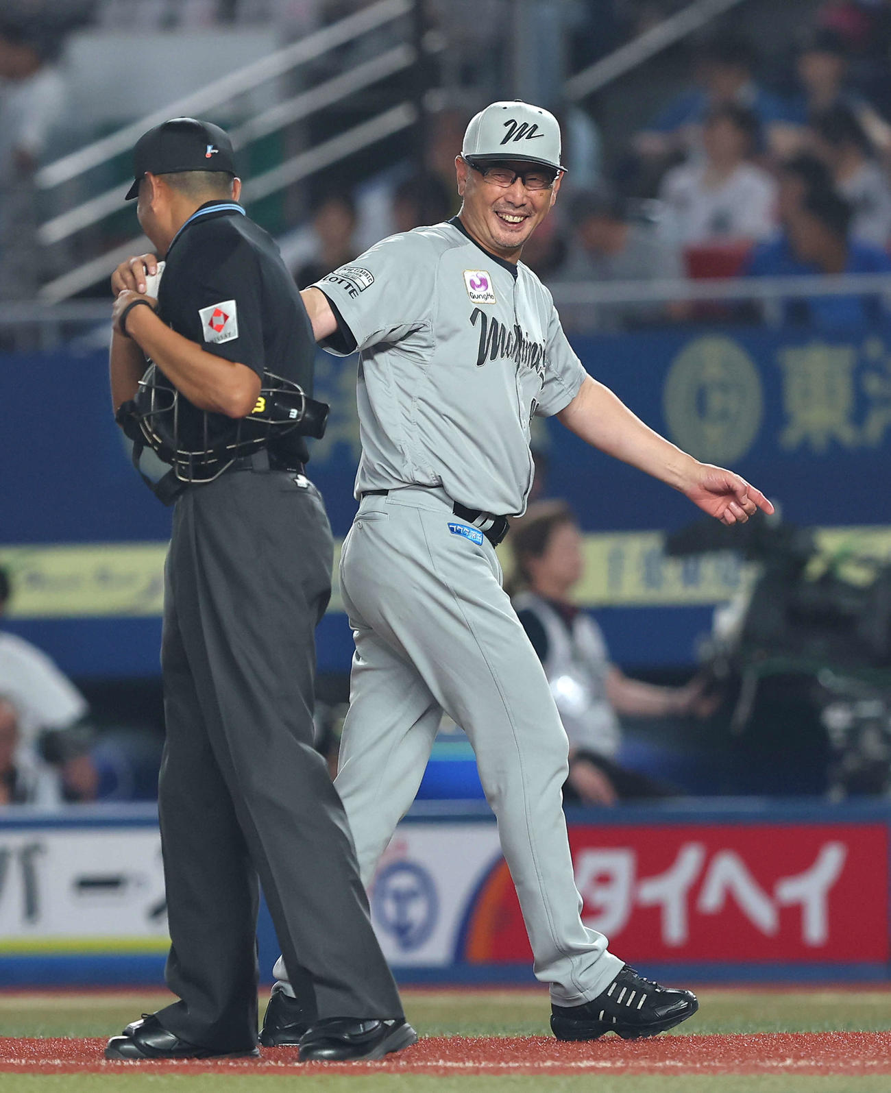 ロッテ対日本ハム　6回表日本ハム2死一、三塁、投手交代を告げベンチに戻る吉井監督（撮影・河田真司）