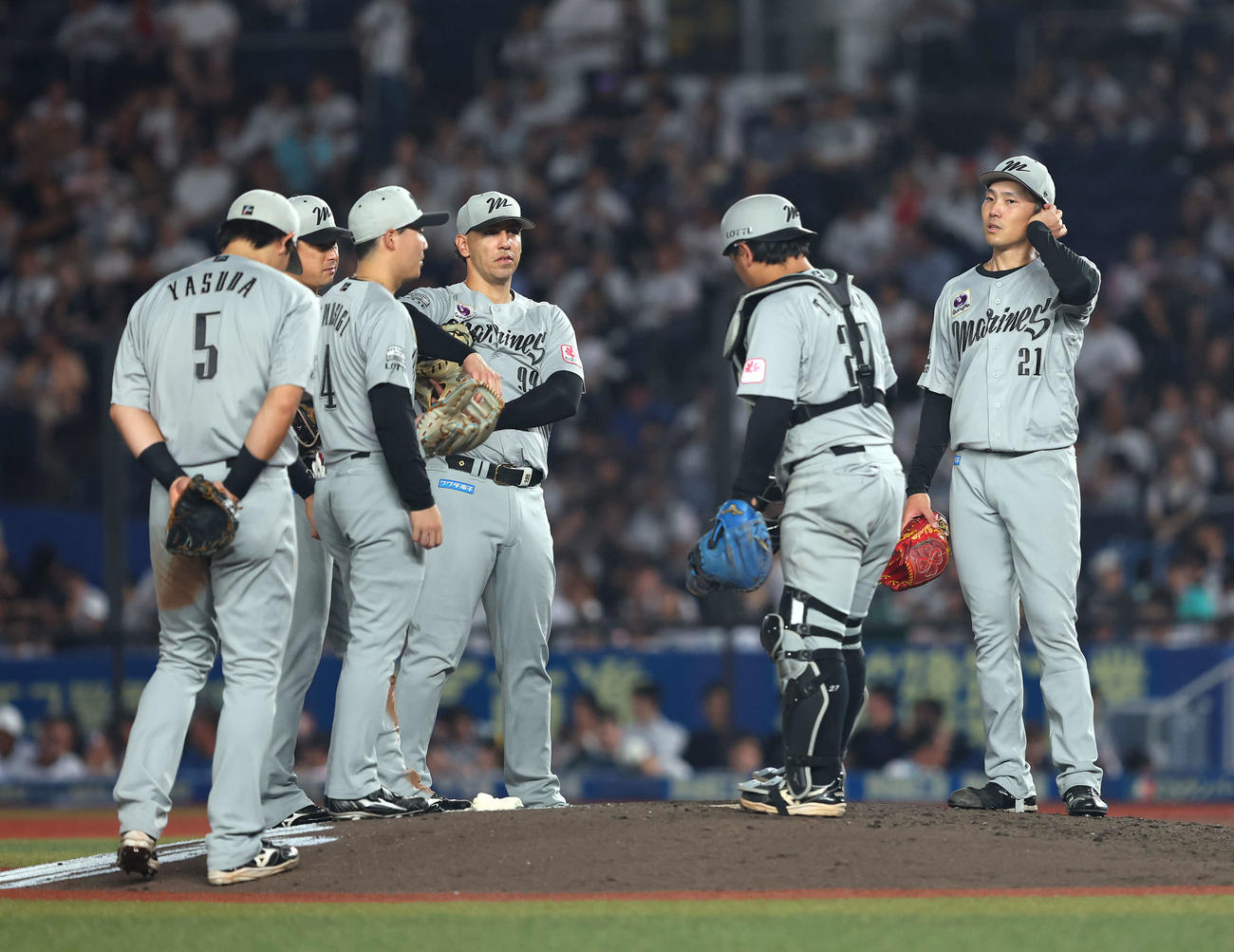 ロッテ対日本ハム　6回表日本ハム2死一、三塁、マウンドに集まるロッテナイン（撮影・河田真司）