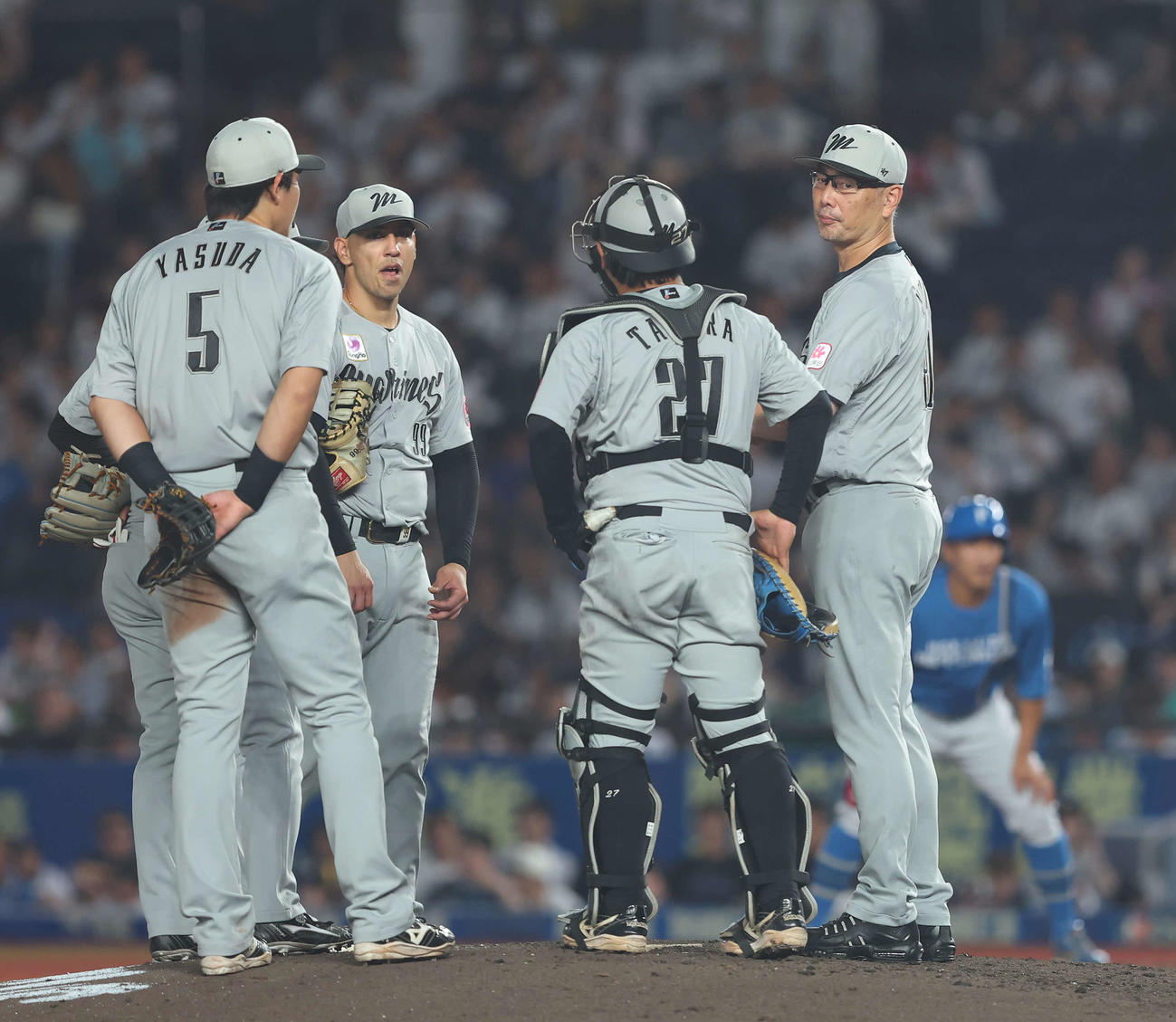 ロッテ対日本ハム　6回表日本ハム2死一、三塁、投手交代を告げマウンドに向かう吉井監督（右）（撮影・河田真司）
