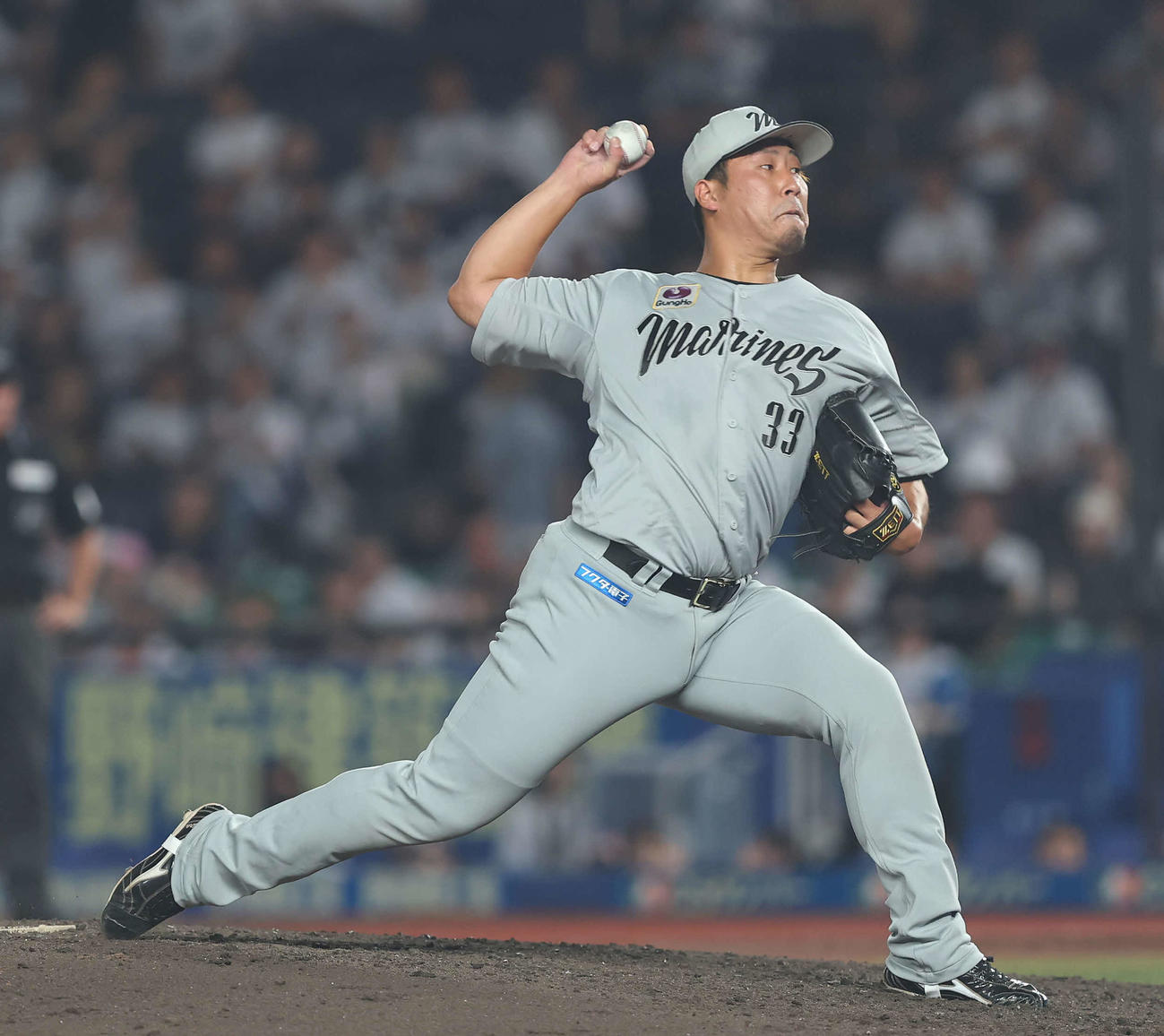 ロッテ対日本ハム　8回表、3番手で登板する八木（撮影・河田真司）