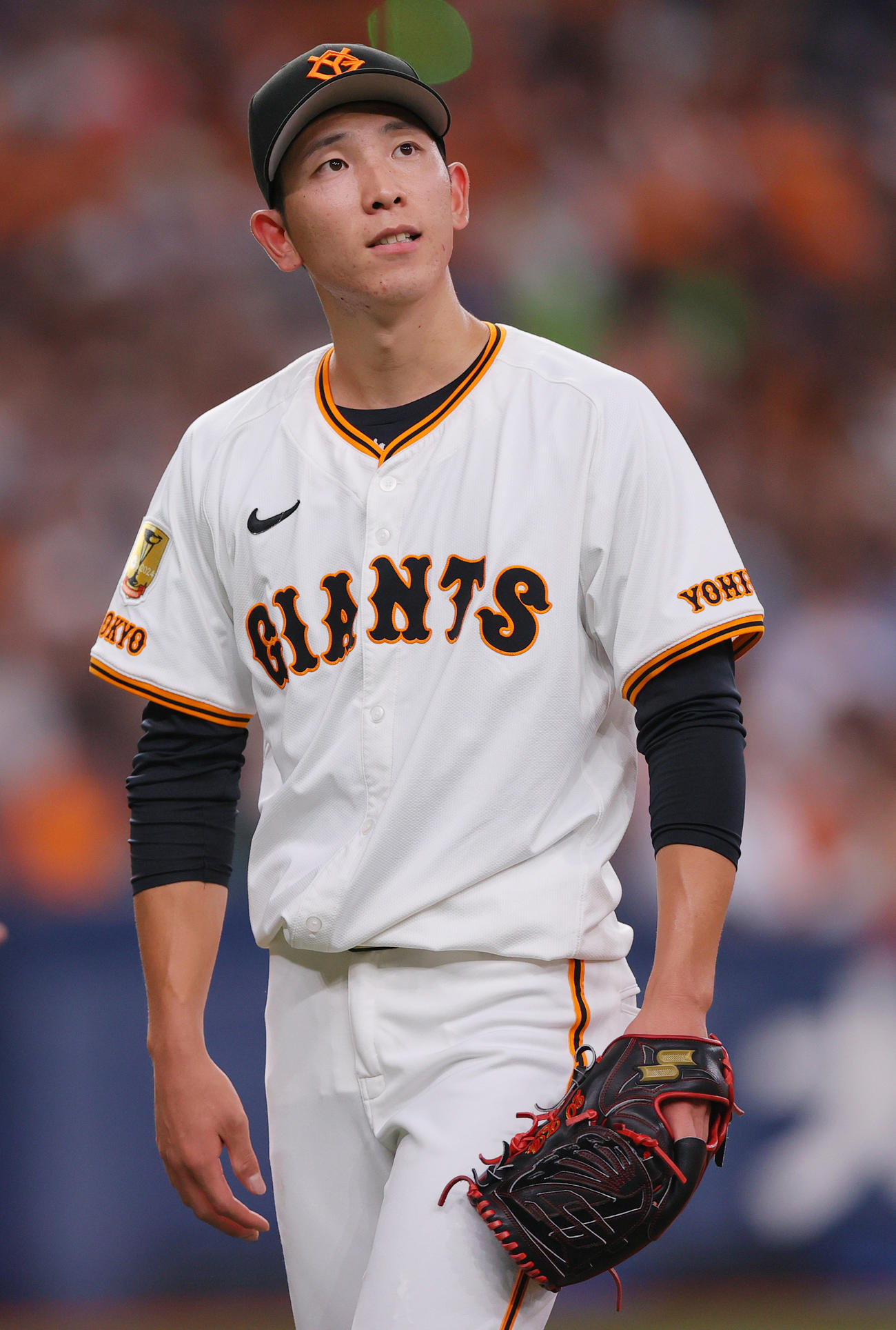 巨人対ヤクルト　村上に中前適時打を浴びた巨人先発の戸郷は3回表を終え悔しげにベンチへ引き上げる（撮影・上山淳一）