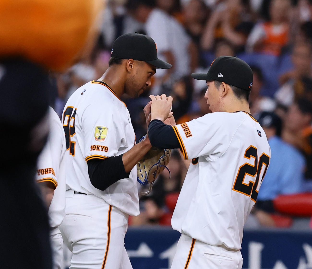 巨人対ヤクルト　ヤクルトに勝利し、マルティネス（左）からウイニングボールを受け取る巨人戸郷（撮影・藤尾明華）