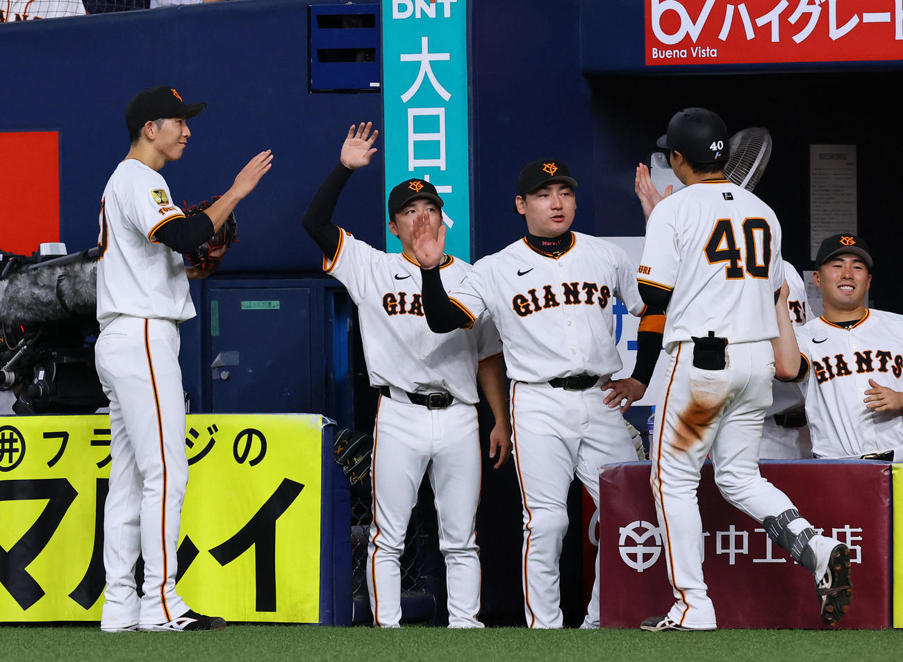 巨人対ヤクルト　4回裏巨人2死、同点本塁打を放った中山を出迎える戸郷（撮影・藤尾明華）