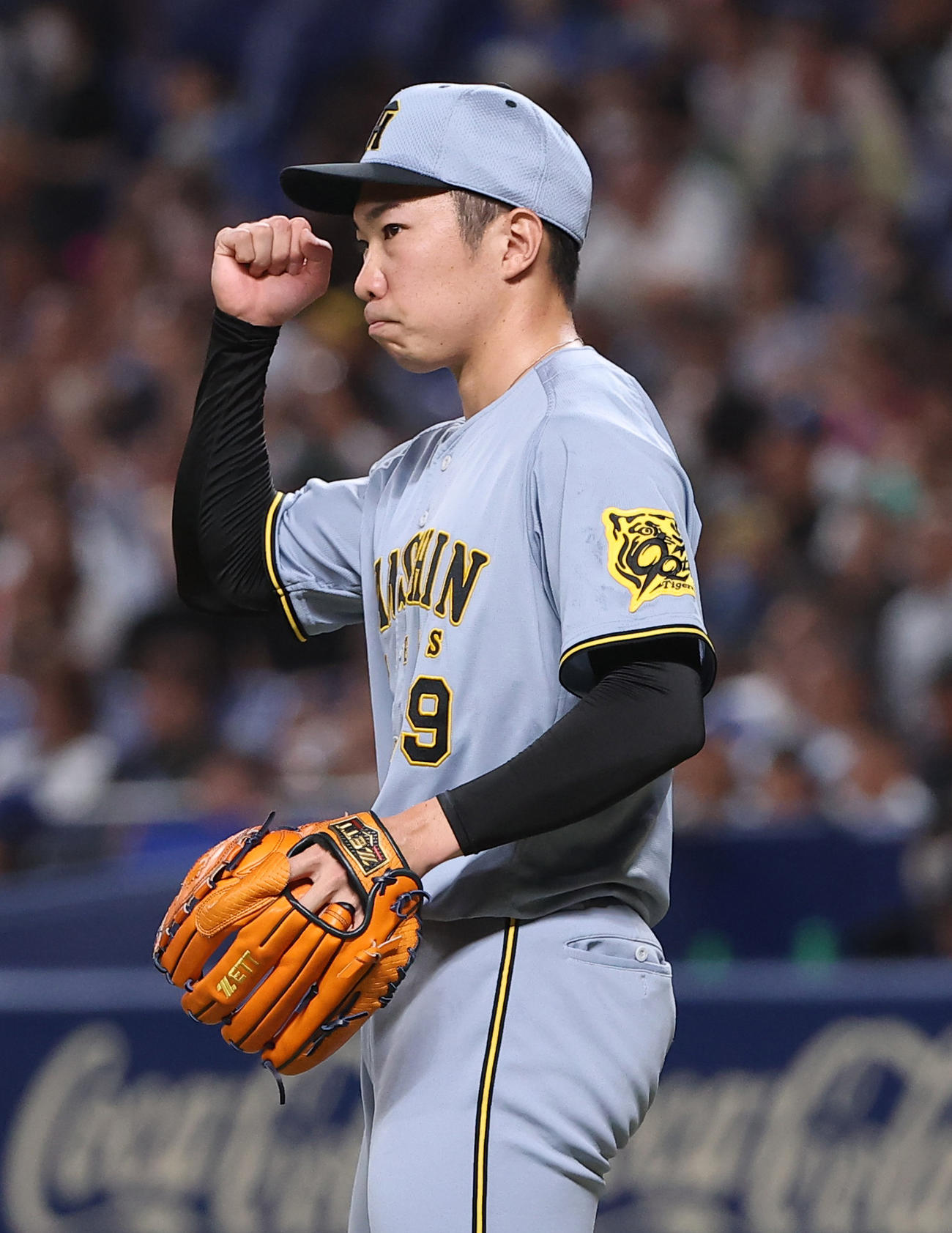 中日対阪神　9回裏中日2死一塁、板山を遊飛に打ち取りガッツポーズをする石井（撮影・上田博志）