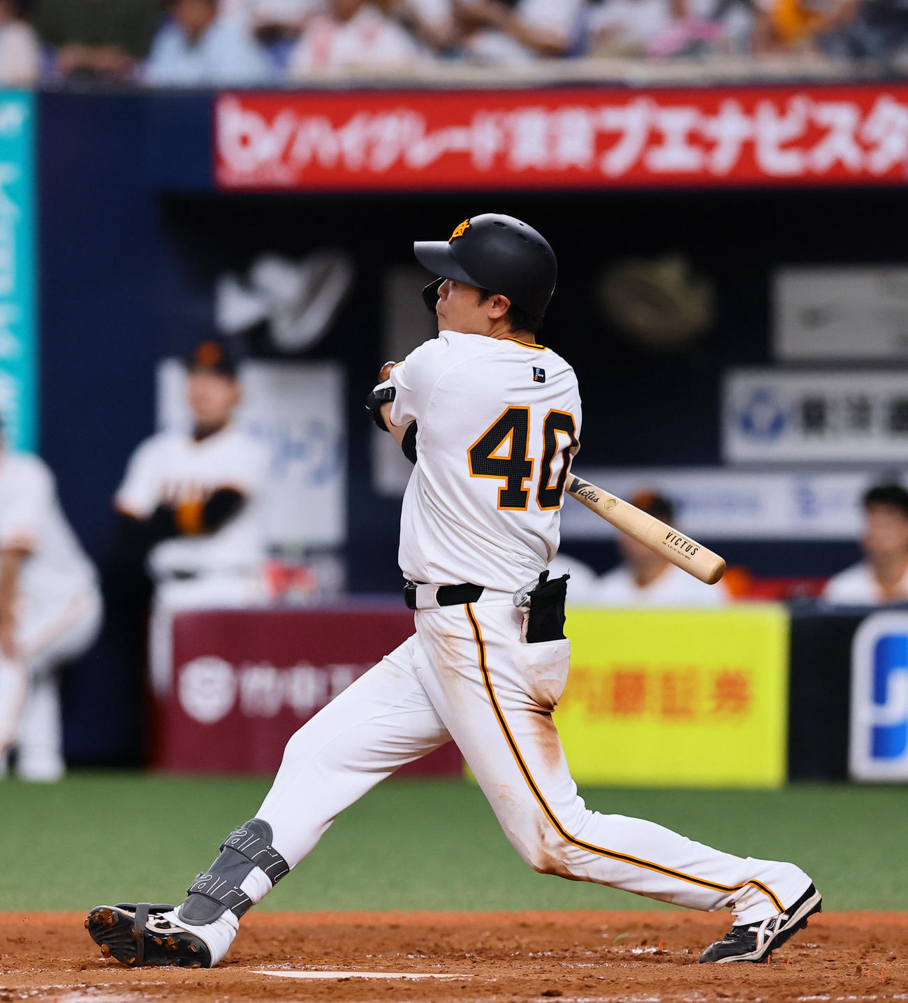 巨人対ヤクルト　4回裏巨人2死、中山は右越えに同点本塁打を放つ（撮影・藤尾明華）