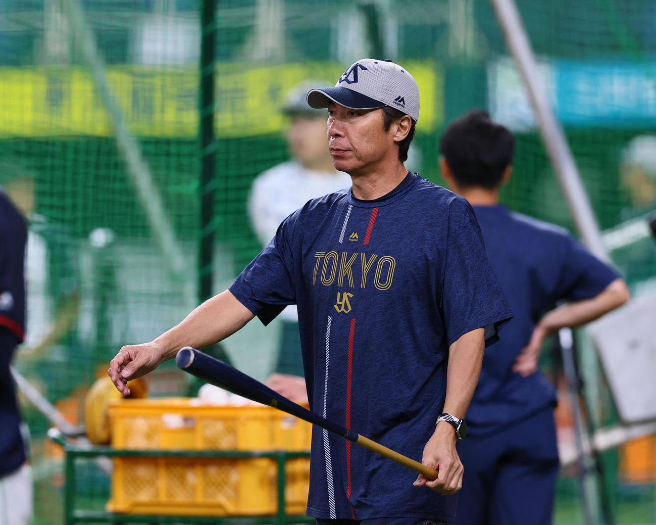 巨人対ヤクルト　練習を見るヤクルト高津監督（撮影・藤尾明華）