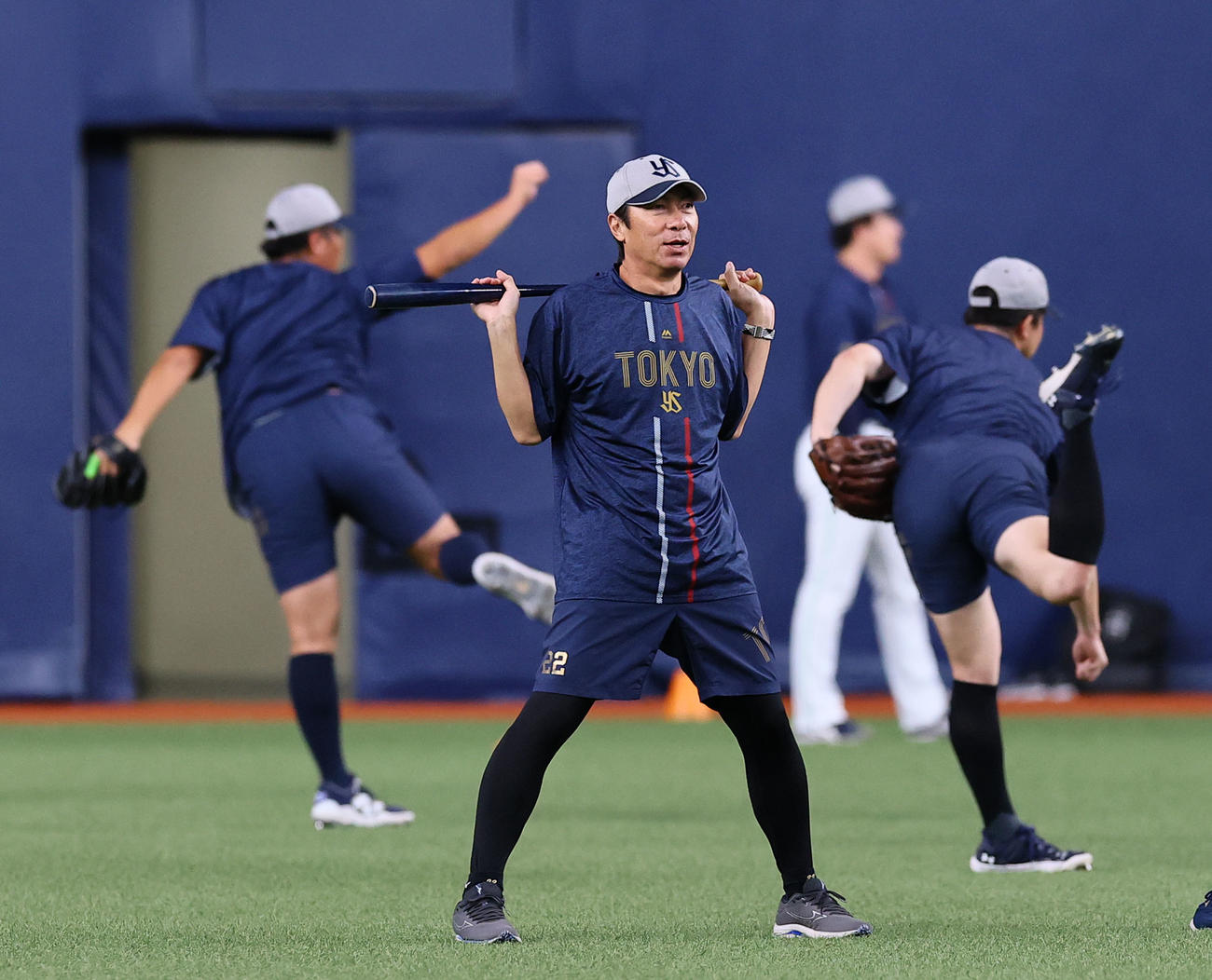巨人対ヤクルト　練習を見るヤクルト高津監督（撮影・藤尾明華）