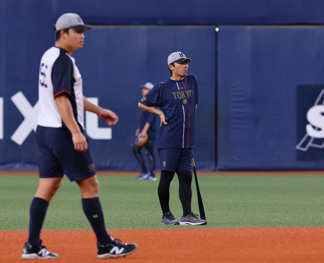 巨人対ヤクルト　練習を見るヤクルト高津監督（撮影・藤尾明華）