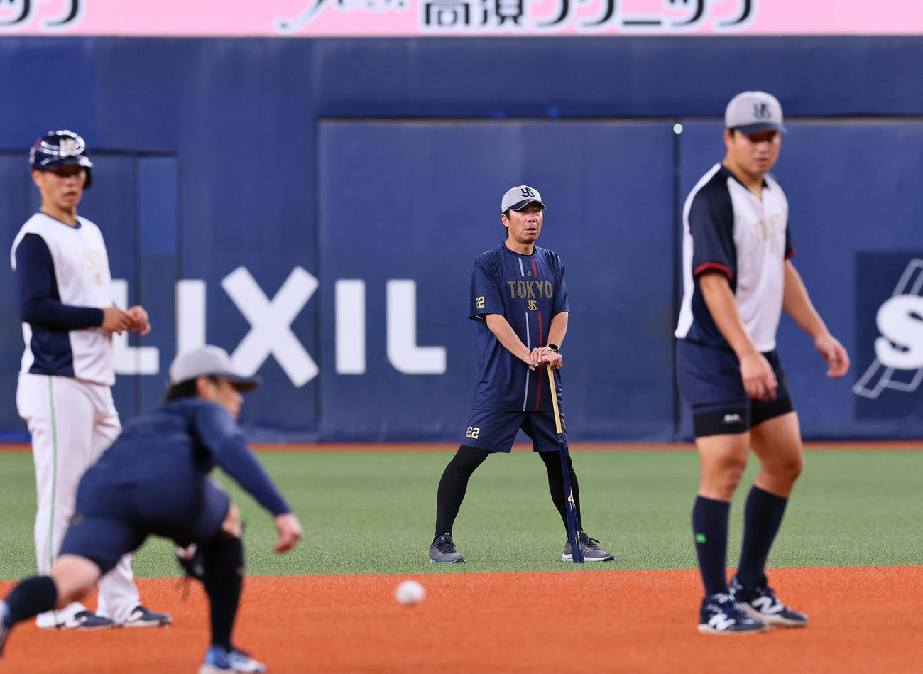 巨人対ヤクルト　練習を見るヤクルト高津監督（撮影・藤尾明華）