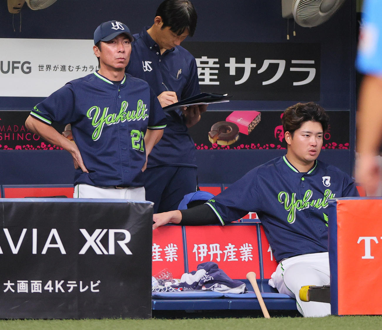 巨人対ヤクルト　9回表、ベンチからグラウンドを見つめるヤクルト高津監督（左）と村上（撮影・上山淳一）