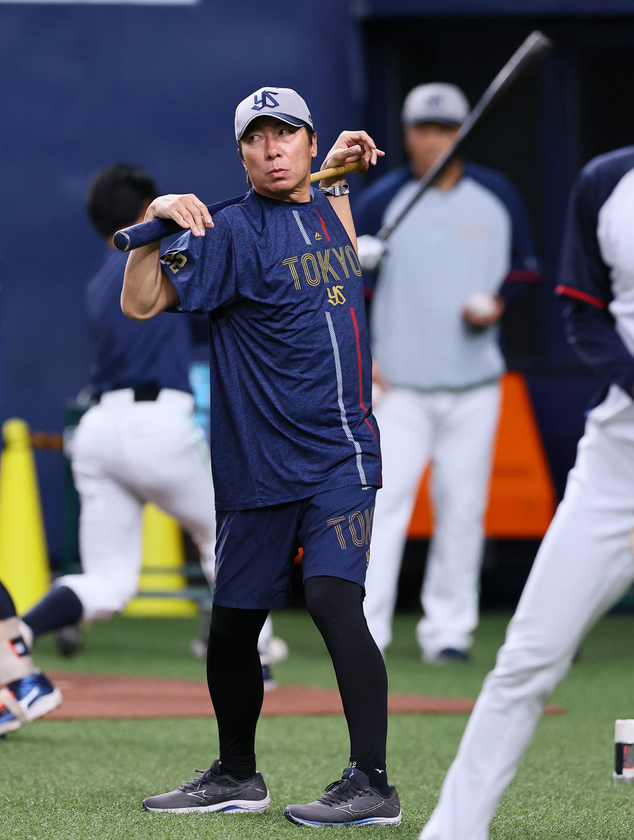 巨人対ヤクルト　練習を見るヤクルト高津監督（撮影・藤尾明華）