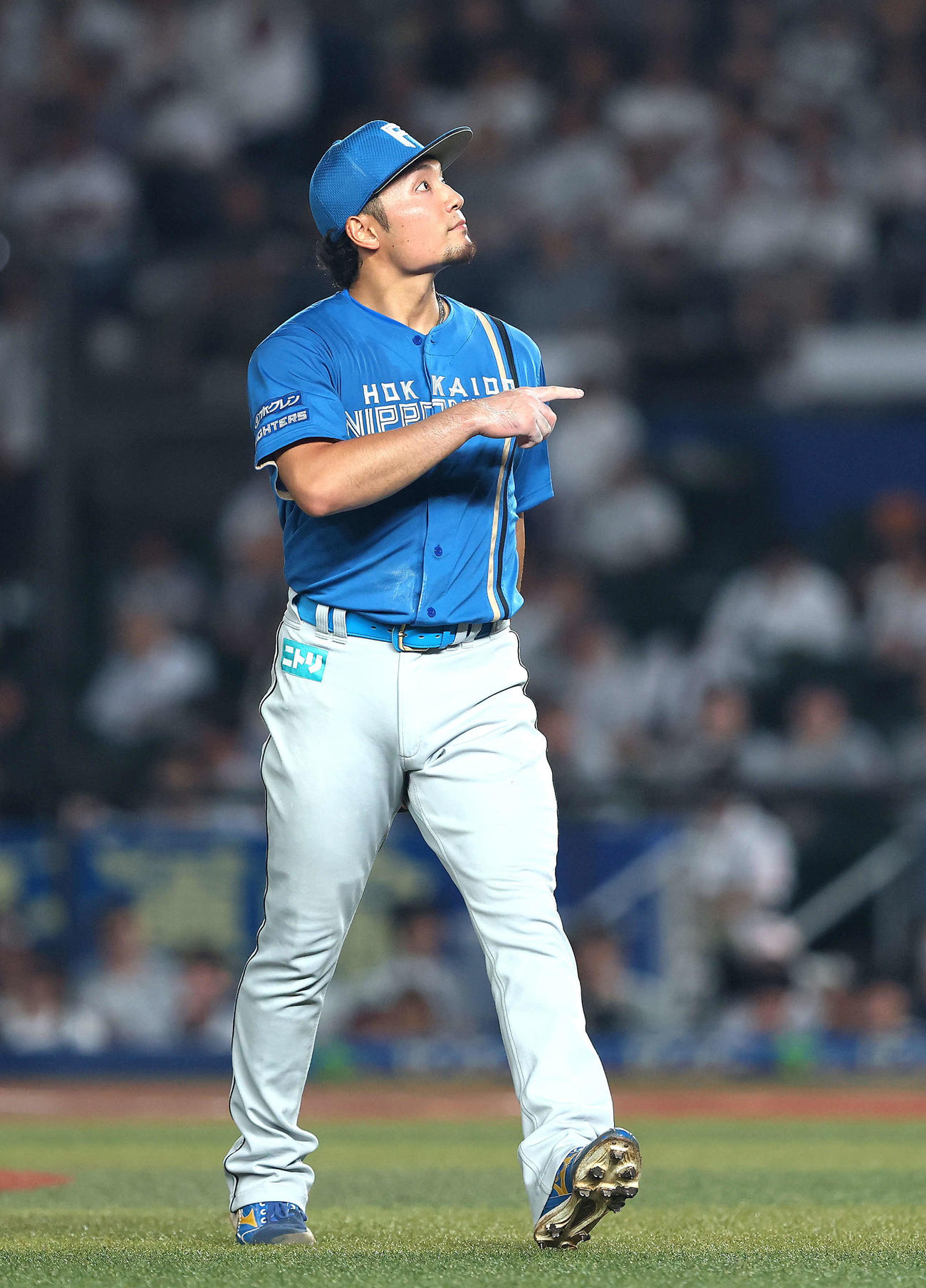 ロッテ対日本ハム　5回裏ロッテ2死一、二塁、ソトを空振り三振に抑える伊藤（撮影・河田真司）