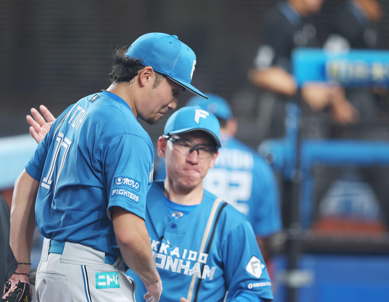 ロッテ対日本ハム　5回裏を抑えベンチに戻る伊藤（撮影・河田真司）