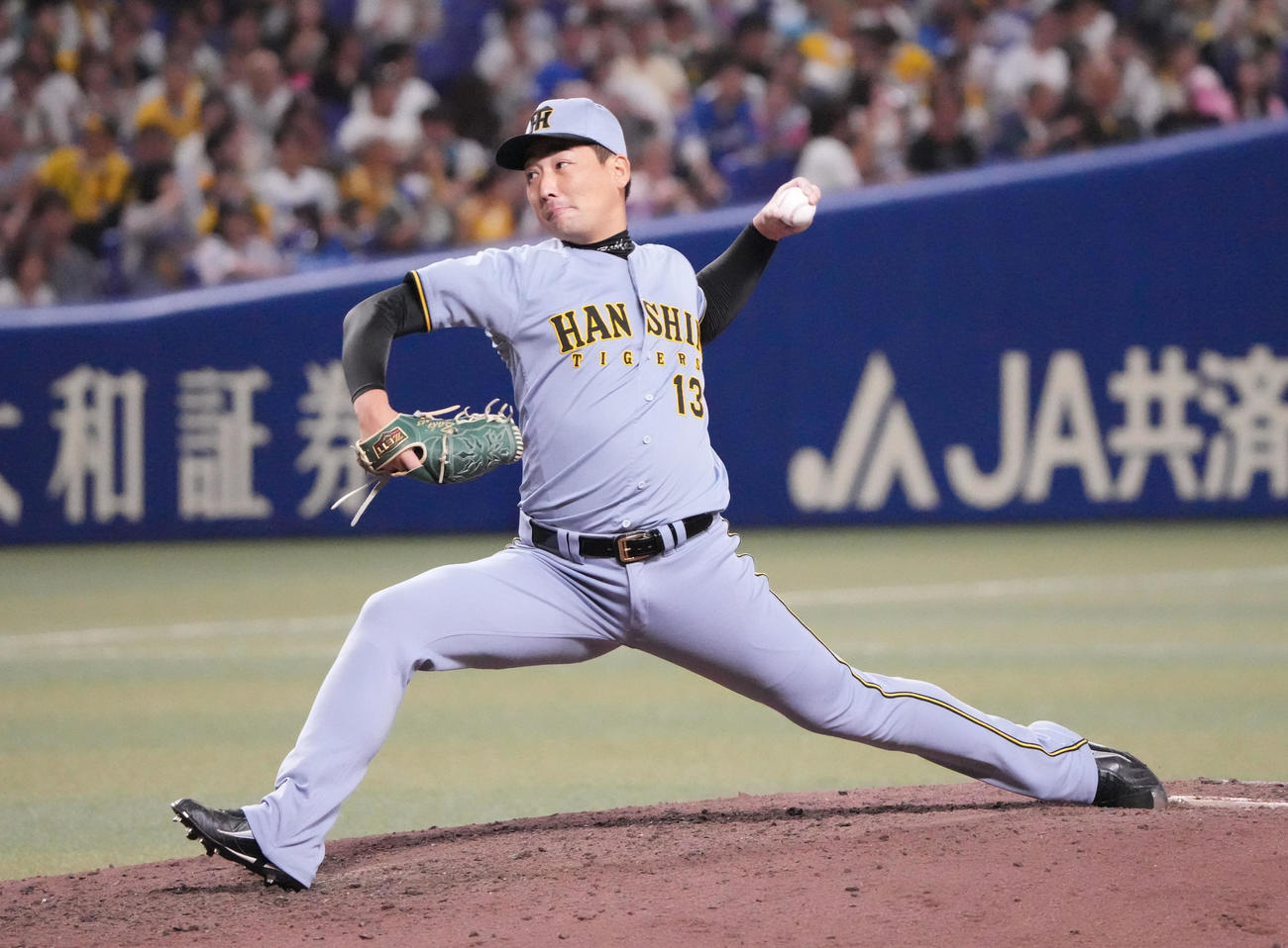 中日対阪神　8回裏、阪神3番手で登板する岩崎（撮影・森本幸一）