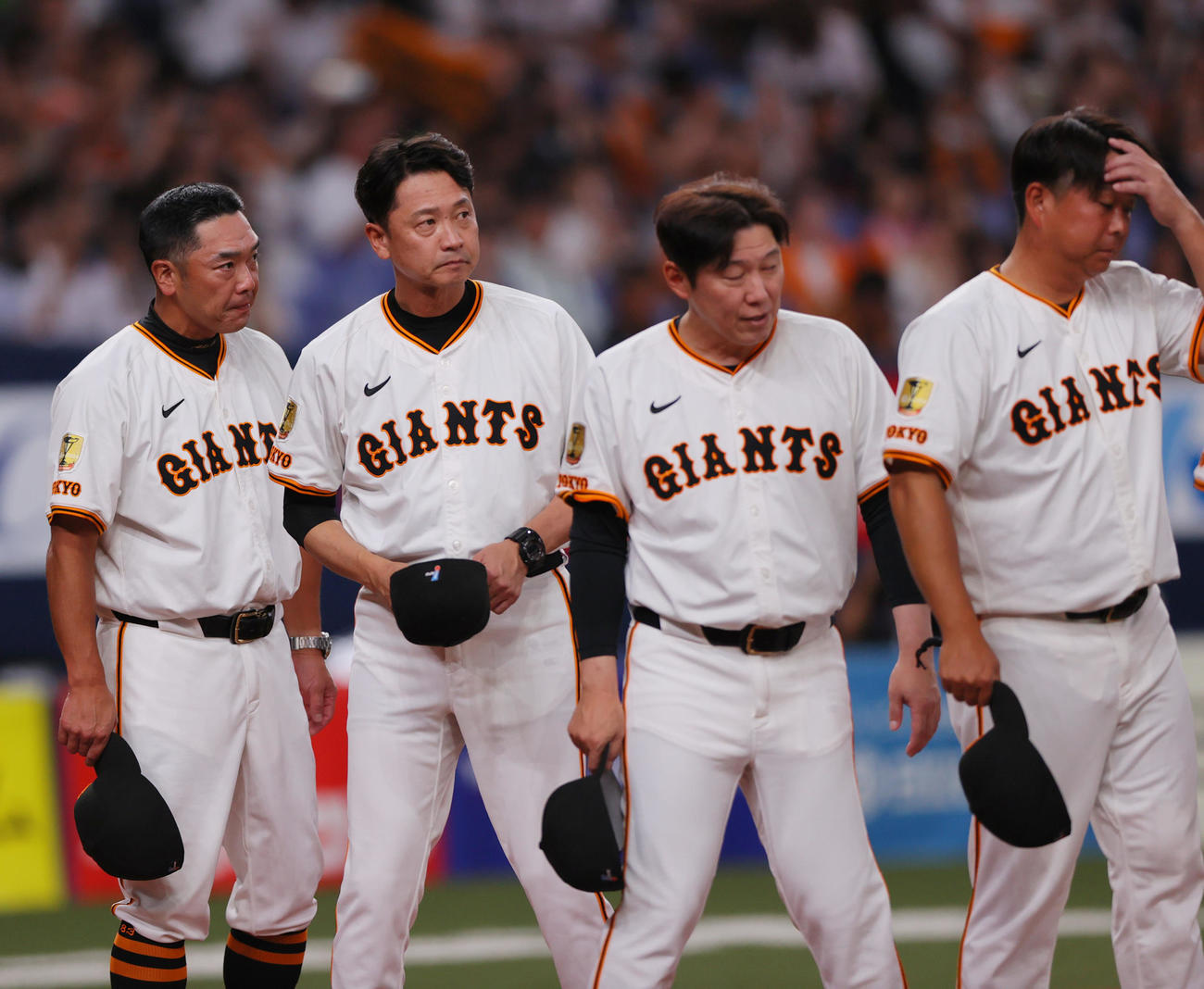 巨人対ヤクルト　ヤクルトに勝利しあいさつする巨人阿部監督（左）ら（撮影・上山淳一）