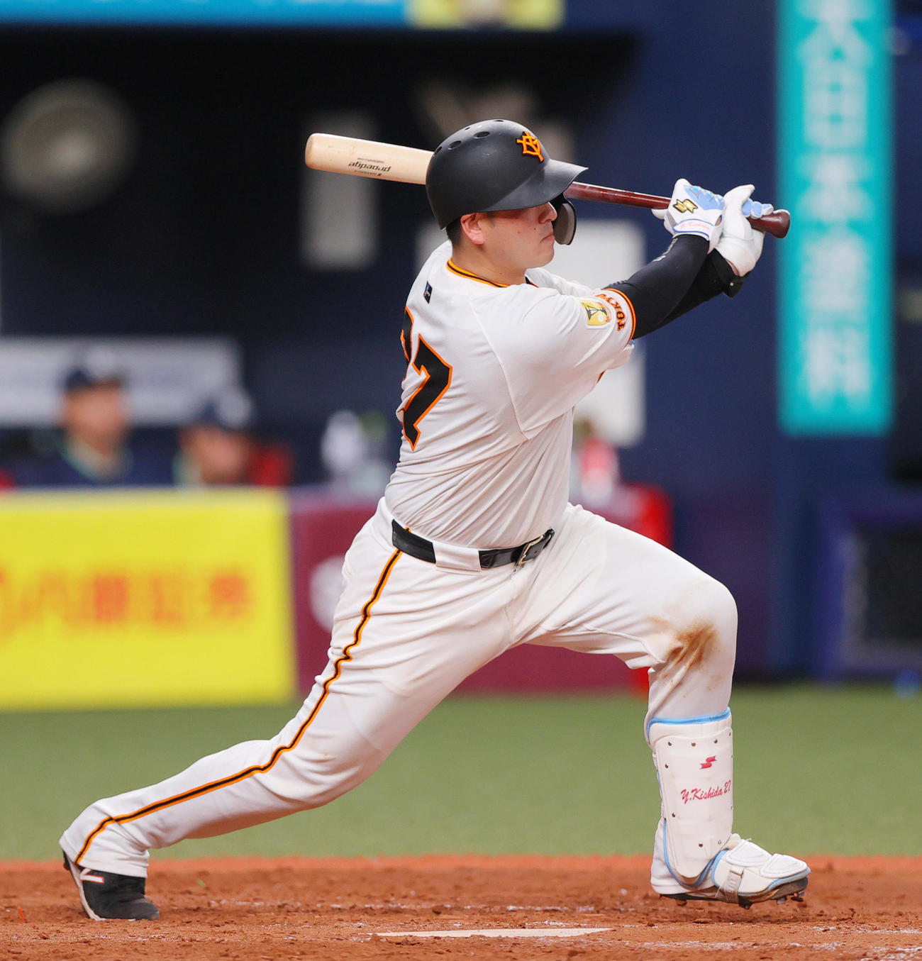 巨人対ヤクルト　5回裏巨人1死一、二塁、岸田は中前打を放つ（撮影・上山淳一）