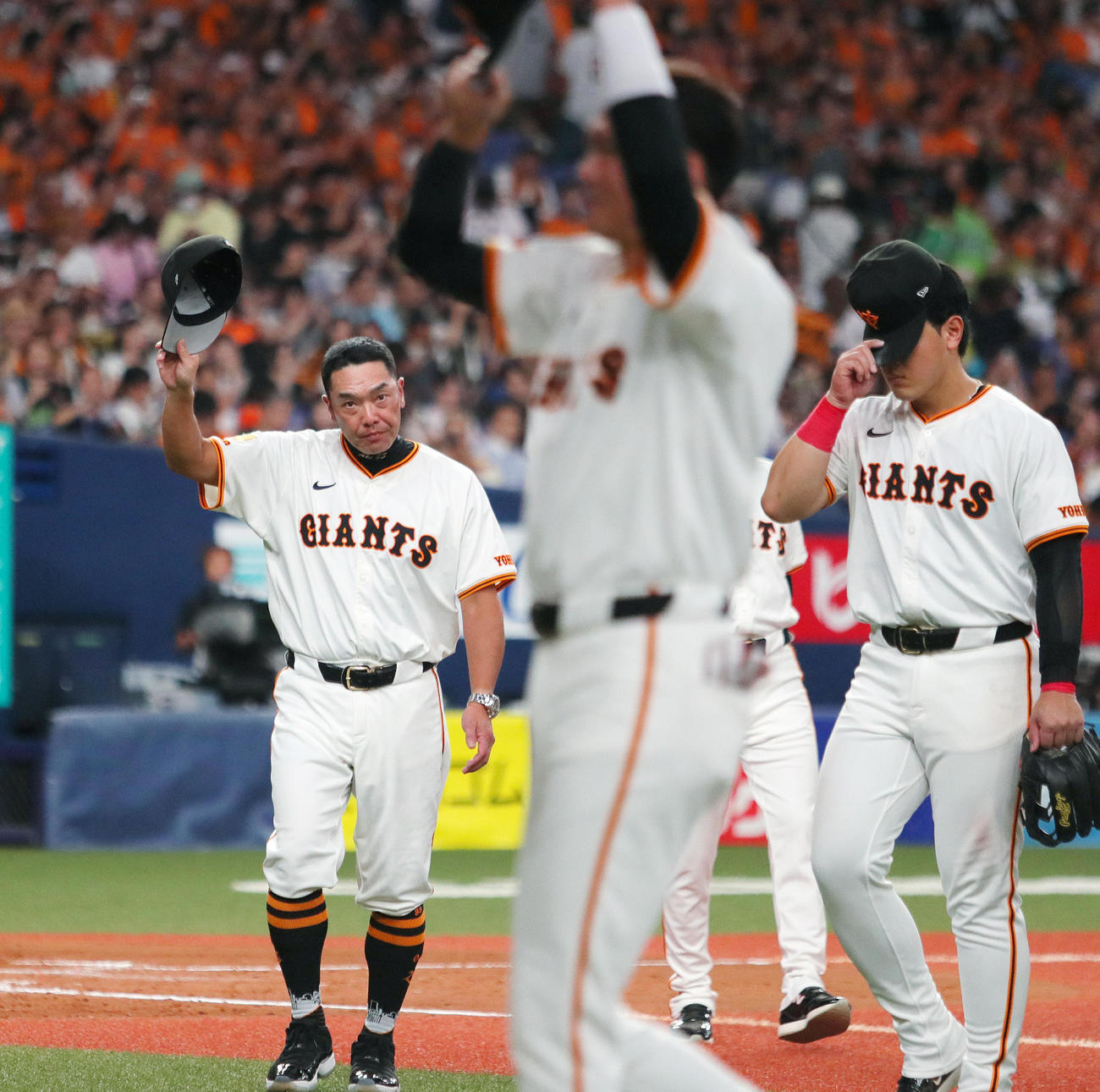 巨人対ヤクルト　ヤクルトに勝利しファンにあいさつする巨人阿部監督（左）（撮影・上山淳一）