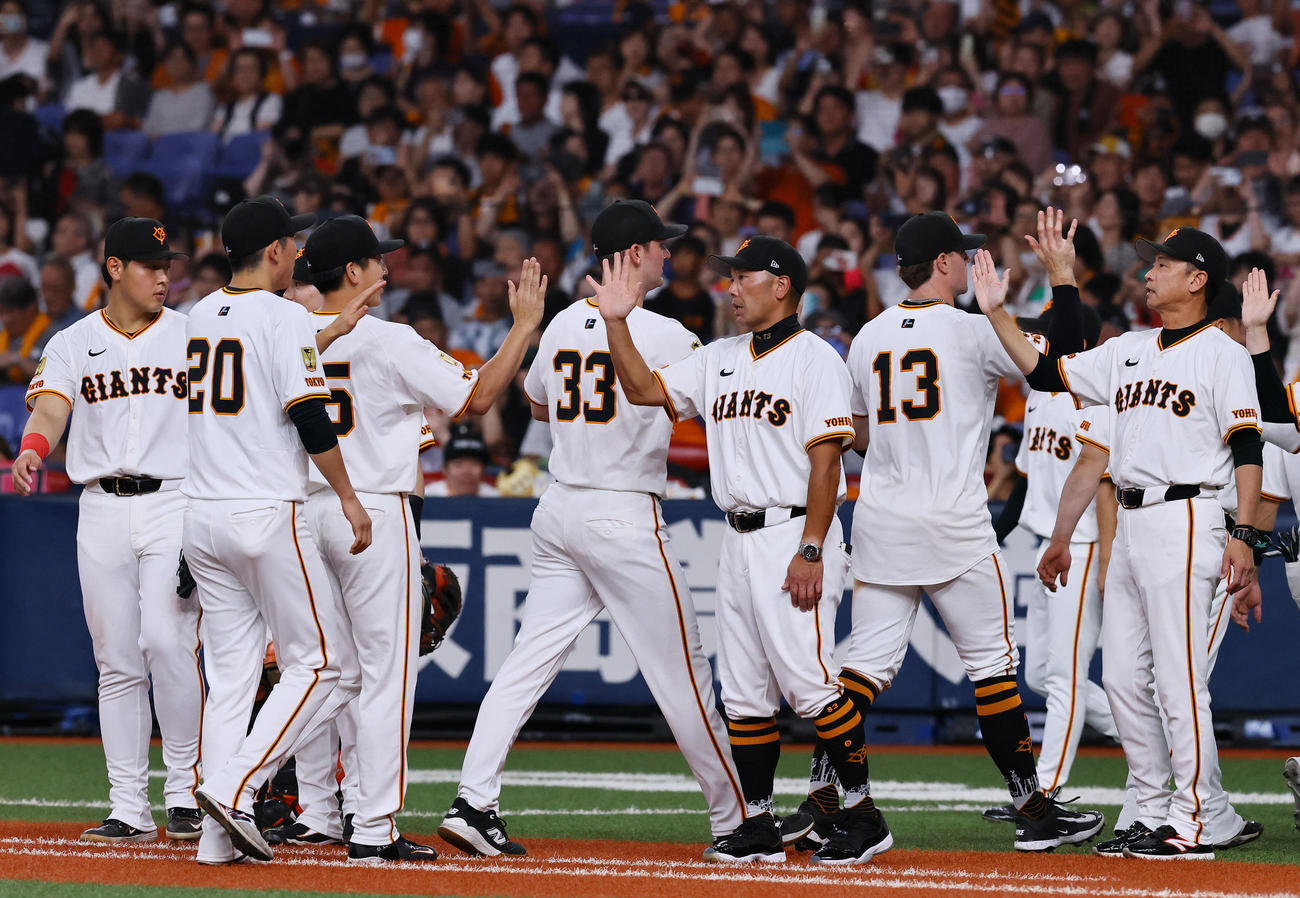 巨人対ヤクルト　ヤクルトに勝利し、ナインを出迎える巨人阿部監督（撮影・藤尾明華）