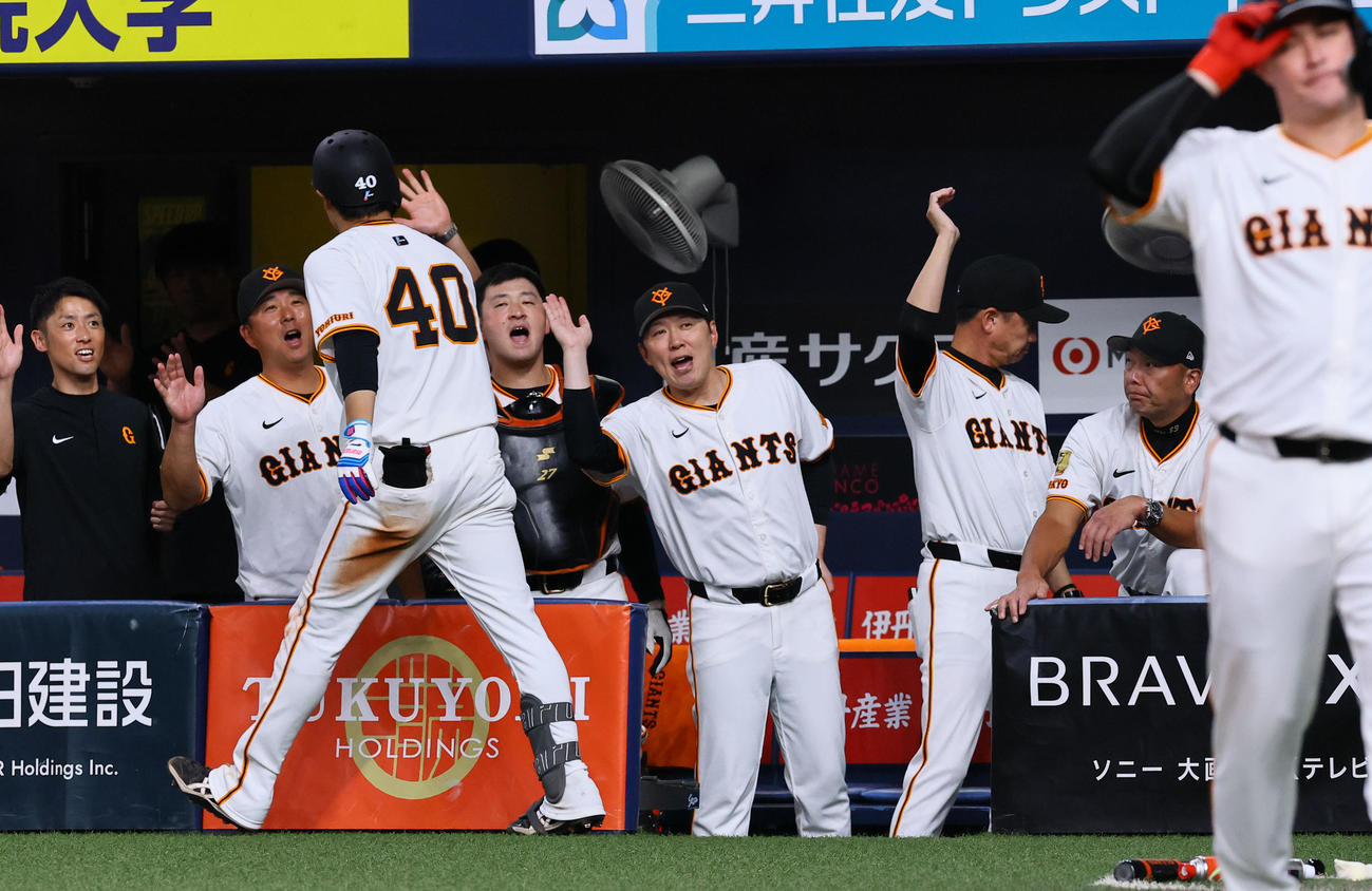 巨人対ヤクルト　4回裏巨人2死、中山は同点本塁打を放ち、阿部監督（右から2人目）らに出迎えられる（撮影・藤尾明華）