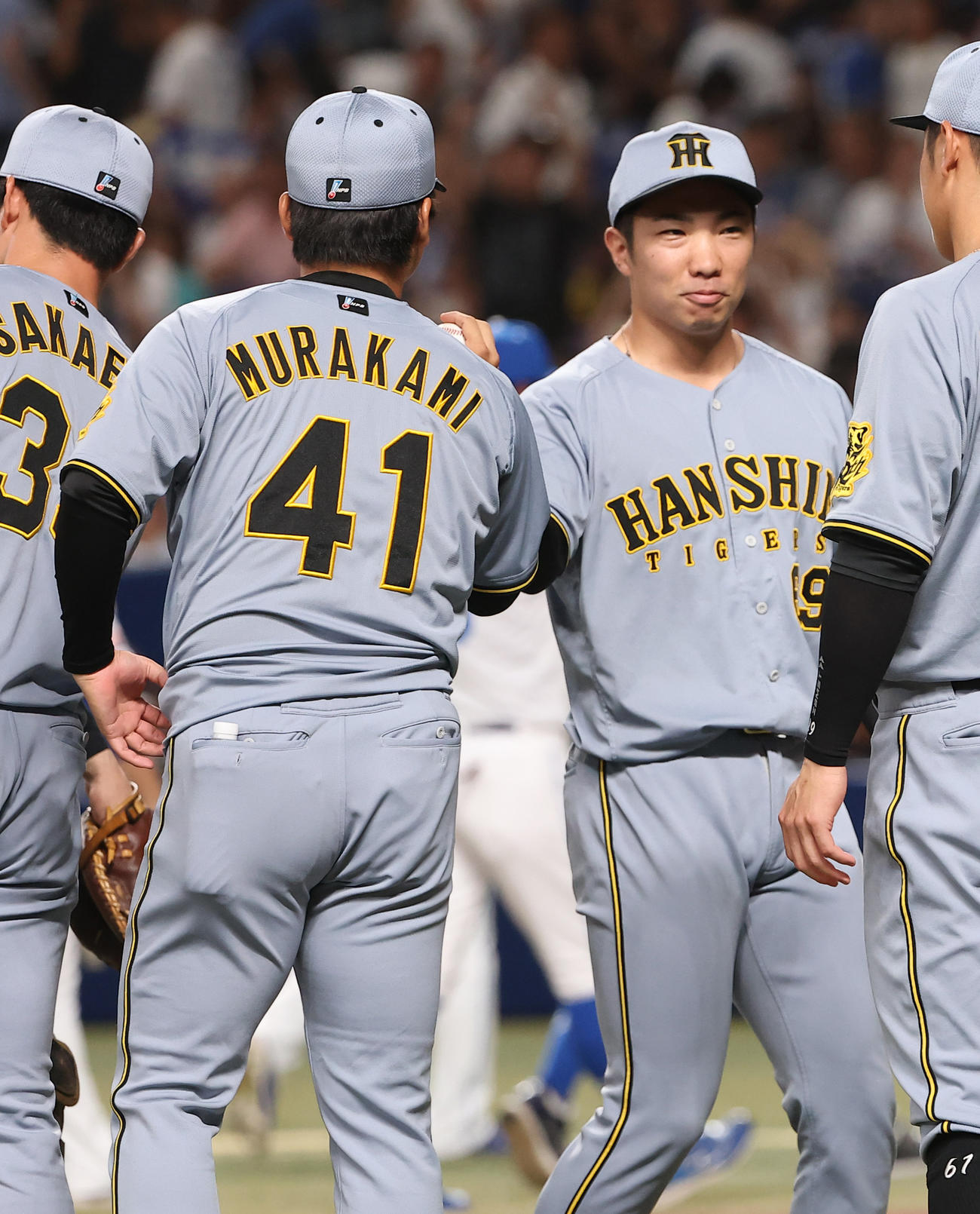 中日対阪神　11勝目をあげた村上（左）に勝利球を手渡す石井（撮影・上田博志）
