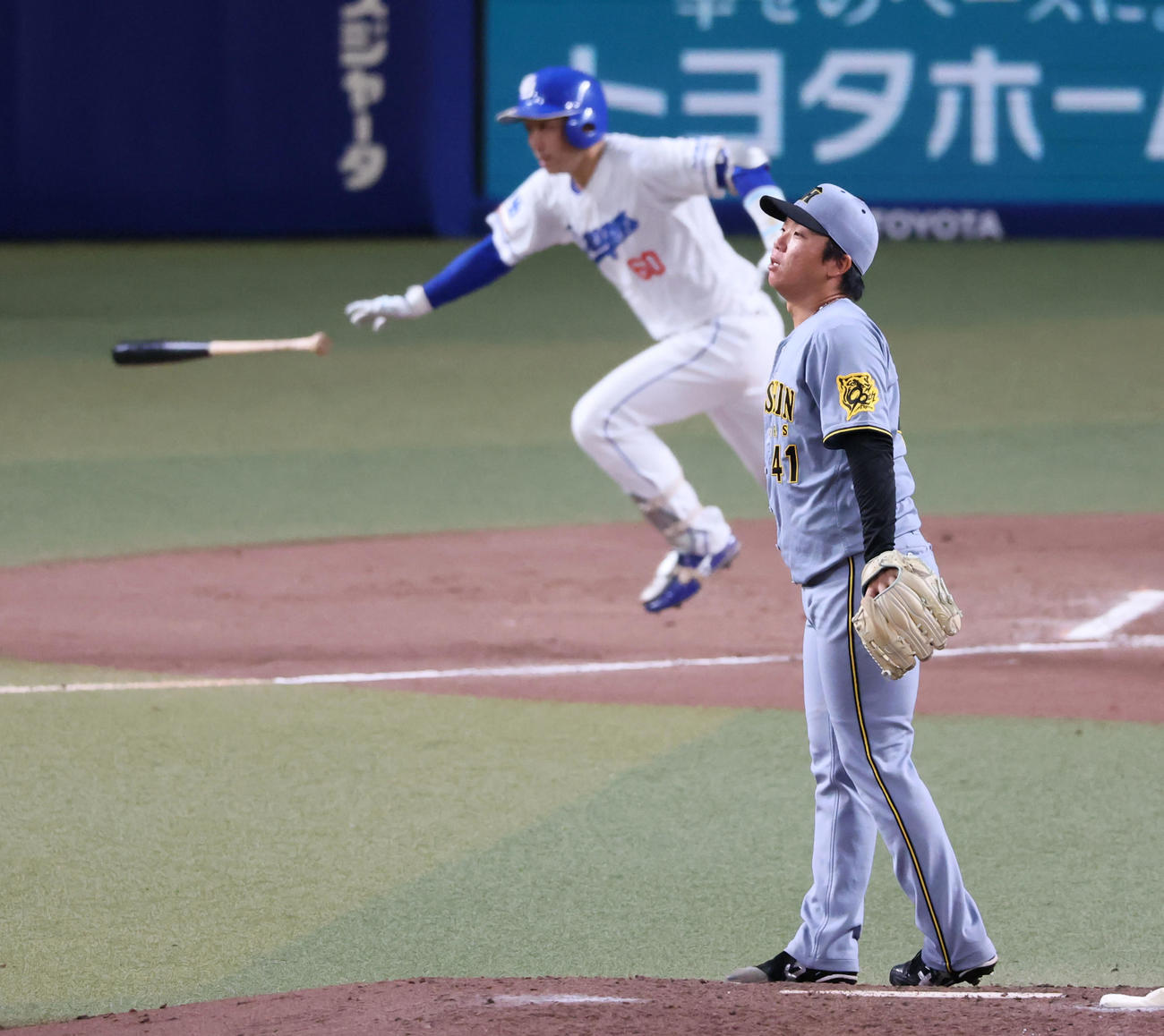 中日対阪神　7回裏中日無死一、三塁、山本は右越え適時二塁打を放つ。投手村上（撮影・加藤哉）