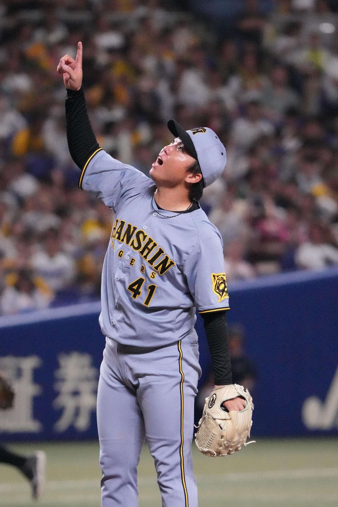 中日対阪神　5回裏中日無死、打球を指さす村上（撮影・森本幸一）