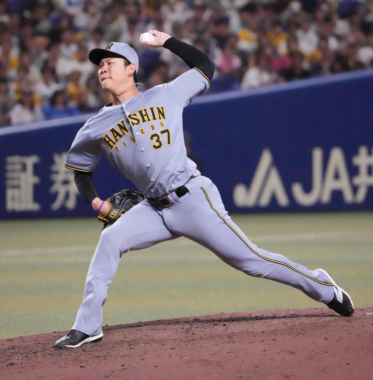 中日対阪神　7回裏中日2死一塁、阪神2番手で登板する及川（撮影・森本幸一）