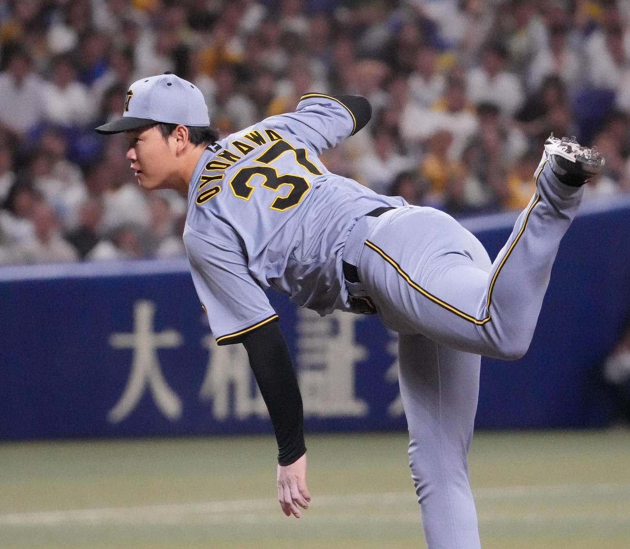 中日対阪神　7回裏中日2死一塁、阪神2番手で登板する及川（撮影・森本幸一）