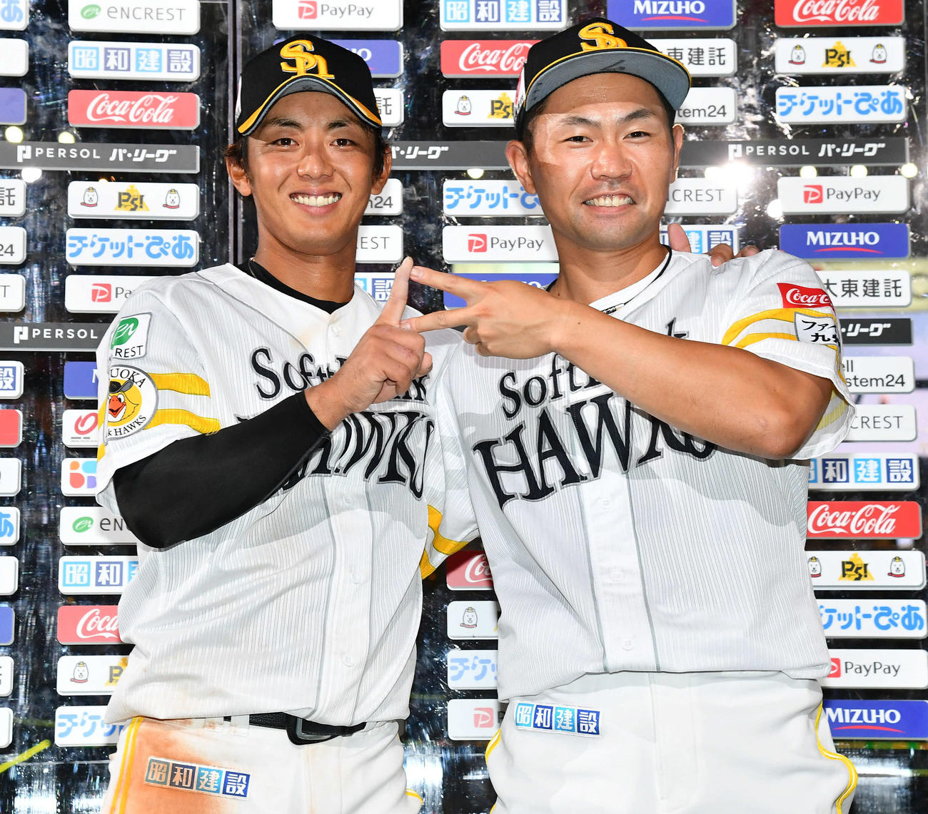 ソフトバンク対オリックス　オリックスに勝利し、お立ち台でPS！ポーズを決める今宮（左）と中村（撮影・岩下翔太）
