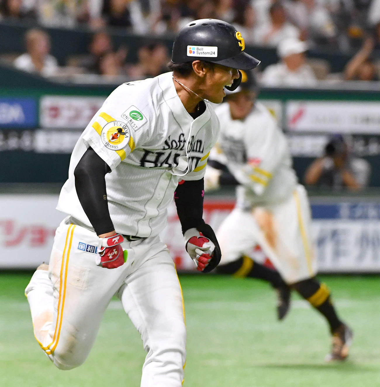 ソフトバンク対オリックス　8回裏ソフトバンク2死三塁、勝ち越しの左前適時打を放ち、雄たけびをあげる今宮（撮影・岩下翔太）