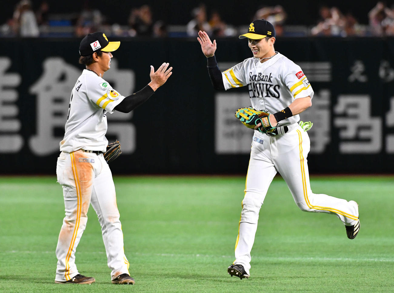 ソフトバンク対オリックス　9回表オリックス2死一、三塁、周東（右）は西野の中飛を好捕して勝利を決め、今宮と笑顔でタッチを交わす（撮影・岩下翔太）