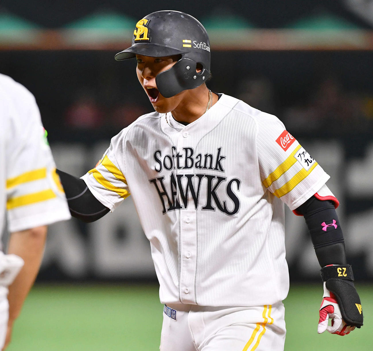 ソフトバンク対オリックス　8回裏ソフトバンク2死三塁、勝ち越しの左前適時打を放ち、雄たけびをあげる今宮（撮影・岩下翔太）