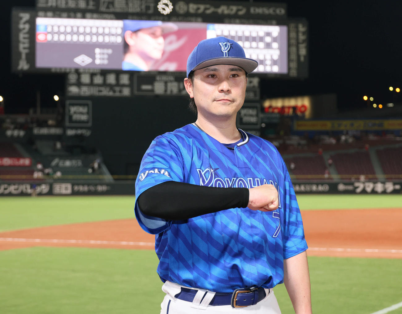 広島対DeNA　デスターシャポーズを決める佐野（撮影・加藤孝規）