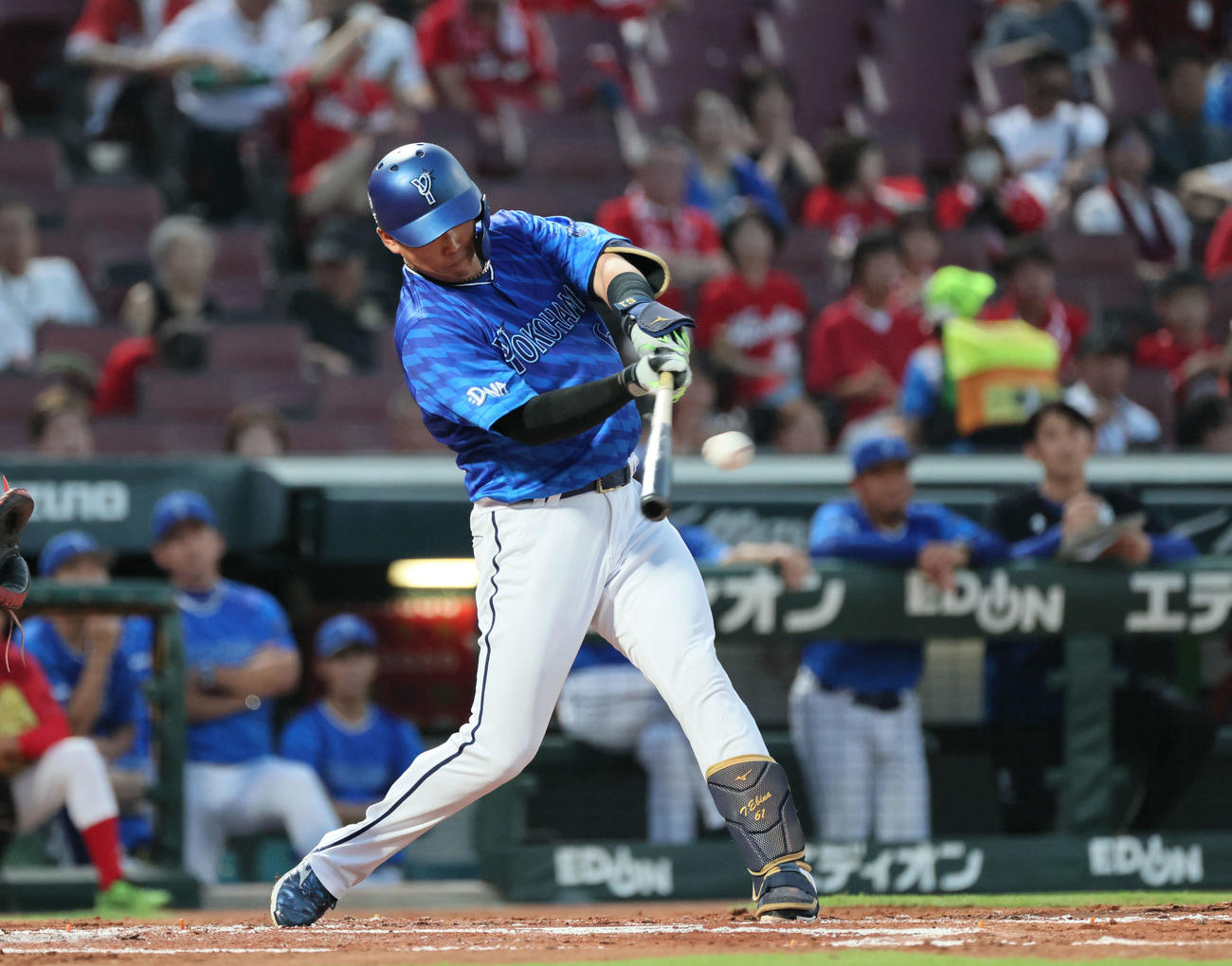 広島対DeNA 2回表DeNA1死一、二塁、蝦名は中越え適時二塁打を放つ（撮影・加藤孝規）