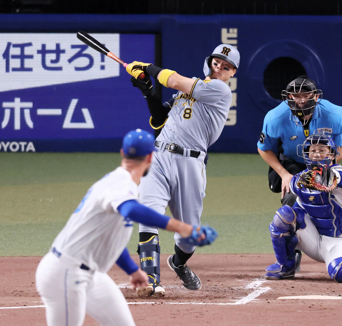 中日対阪神　3回表阪神1死一塁、佐藤輝は右越え2点本塁打を放つ。投手マラー（撮影・加藤哉）