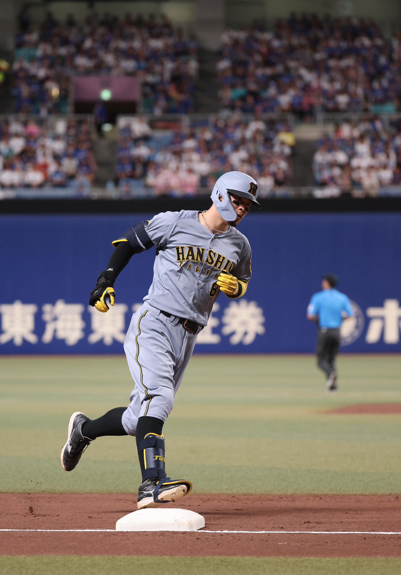 中日対阪神　3回表阪神1死一塁、佐藤輝は右越え先制2点本塁打を放つ（撮影・上田博志）
