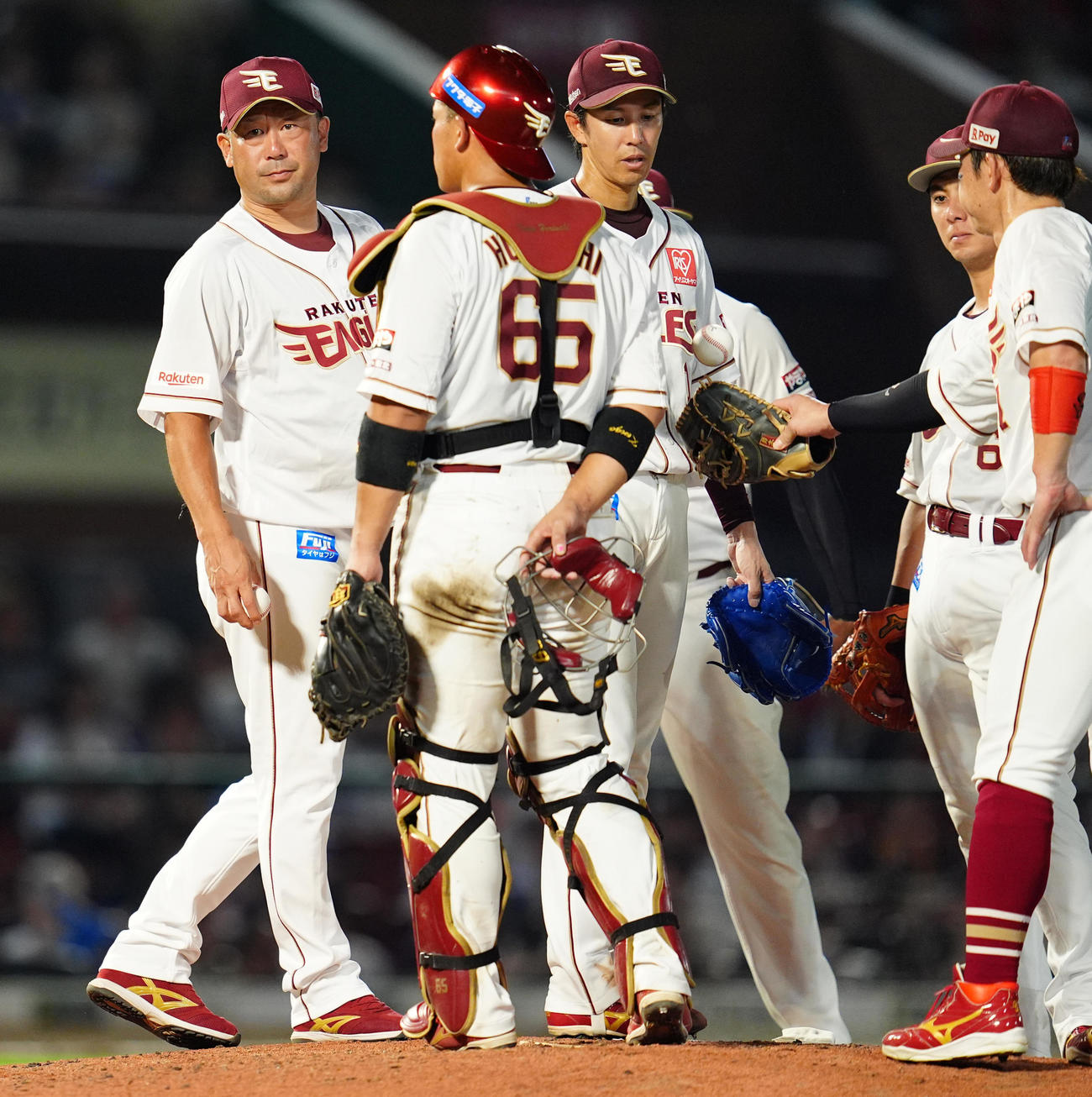 楽天対西武　5回表西武1死一、三塁、ピンチを招き降板となる楽天岸（左から3人目）、左は三木監督（撮影・清水貴仁）
