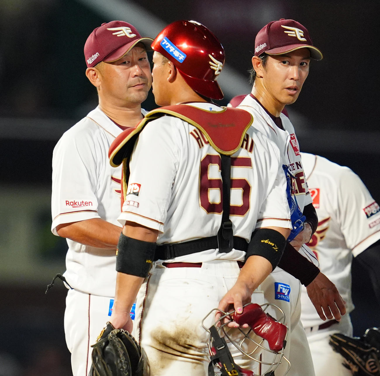 楽天対西武　5回表西武1死一、三塁、ピンチを招き降板となる楽天岸（右）、左は三木監督（撮影・清水貴仁）