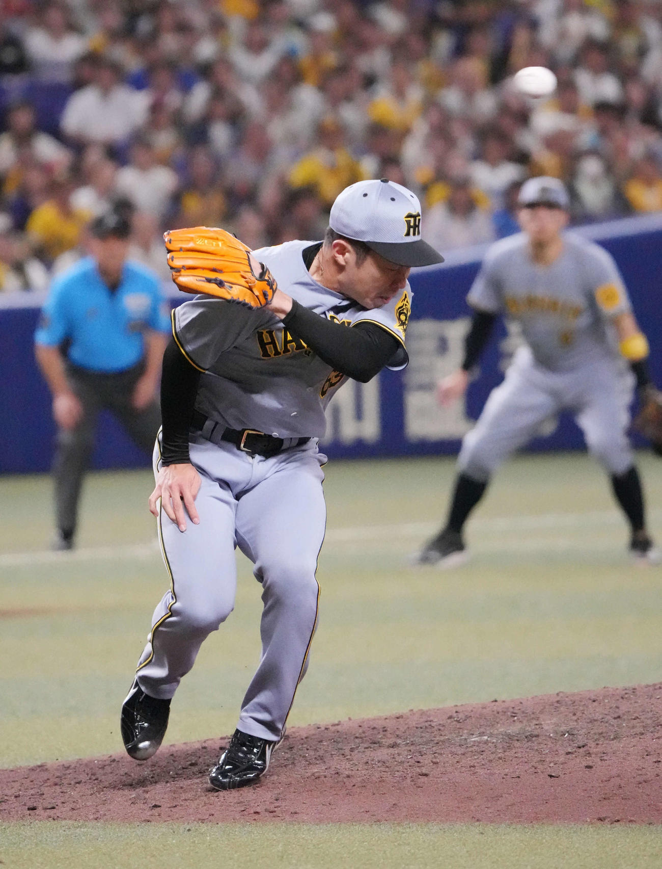 中日対阪神　9回裏中日2死、石井の頭部付近を石伊の打球がかすめる（撮影・森本幸一）