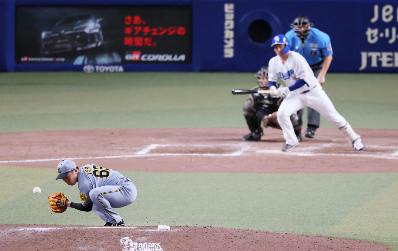 中日対阪神　9回裏中日2死、石井は石伊の打球をよけ中前打となる（撮影・加藤哉）